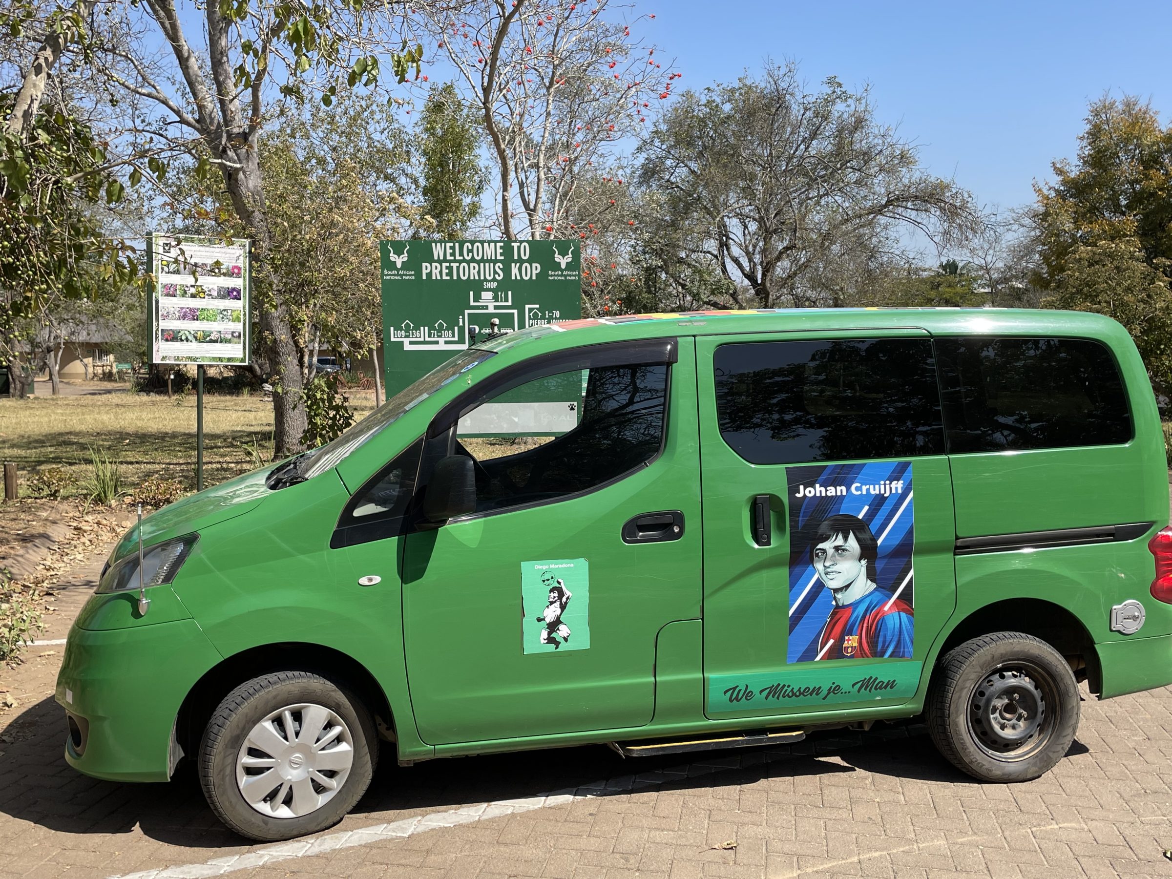 Minibus zaparkovaný v Pretorius Kop. Kruger NP
