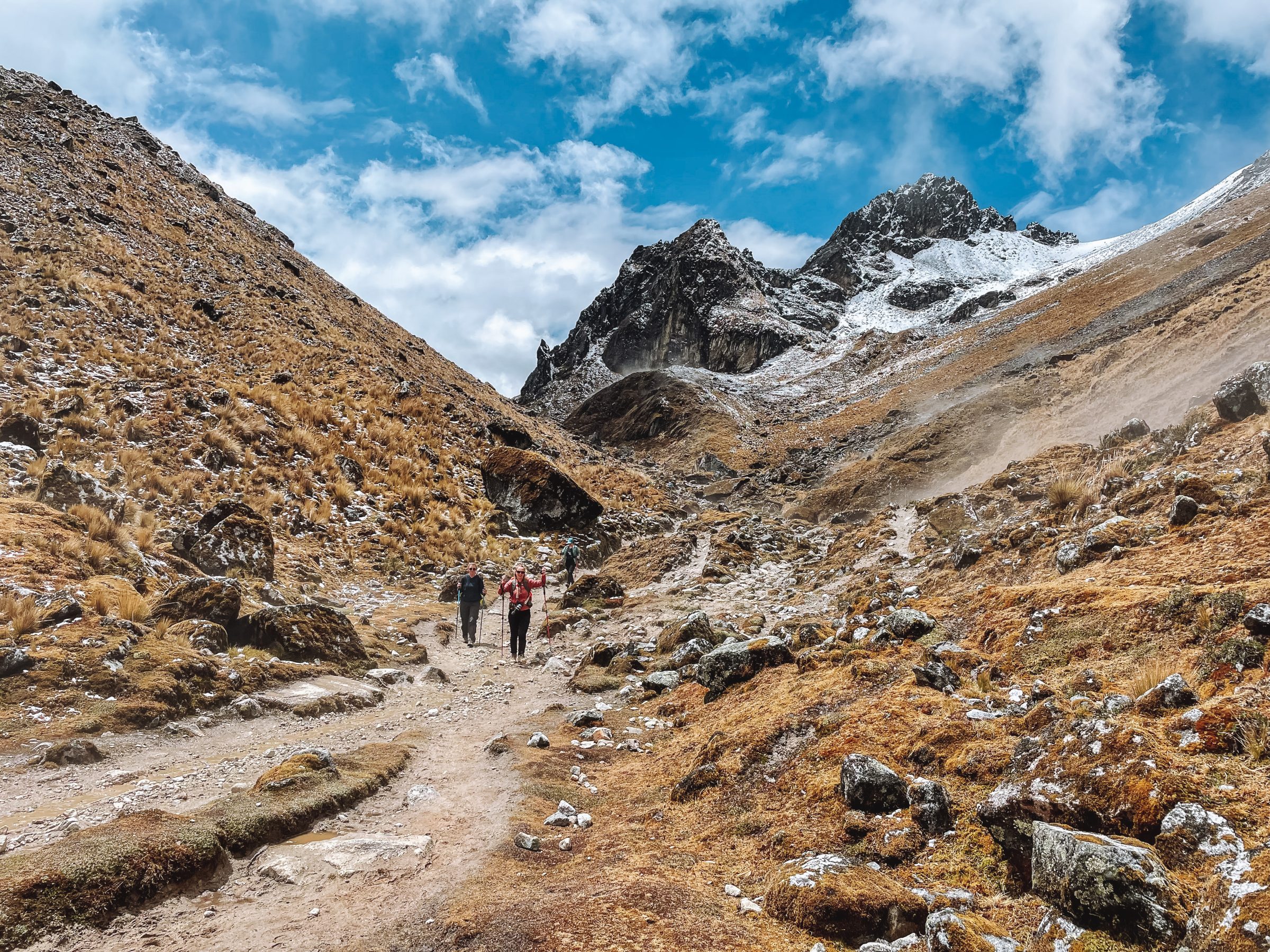 Één van de vele bijzonder mooie paden tussen de bergen | Salkantay trekking