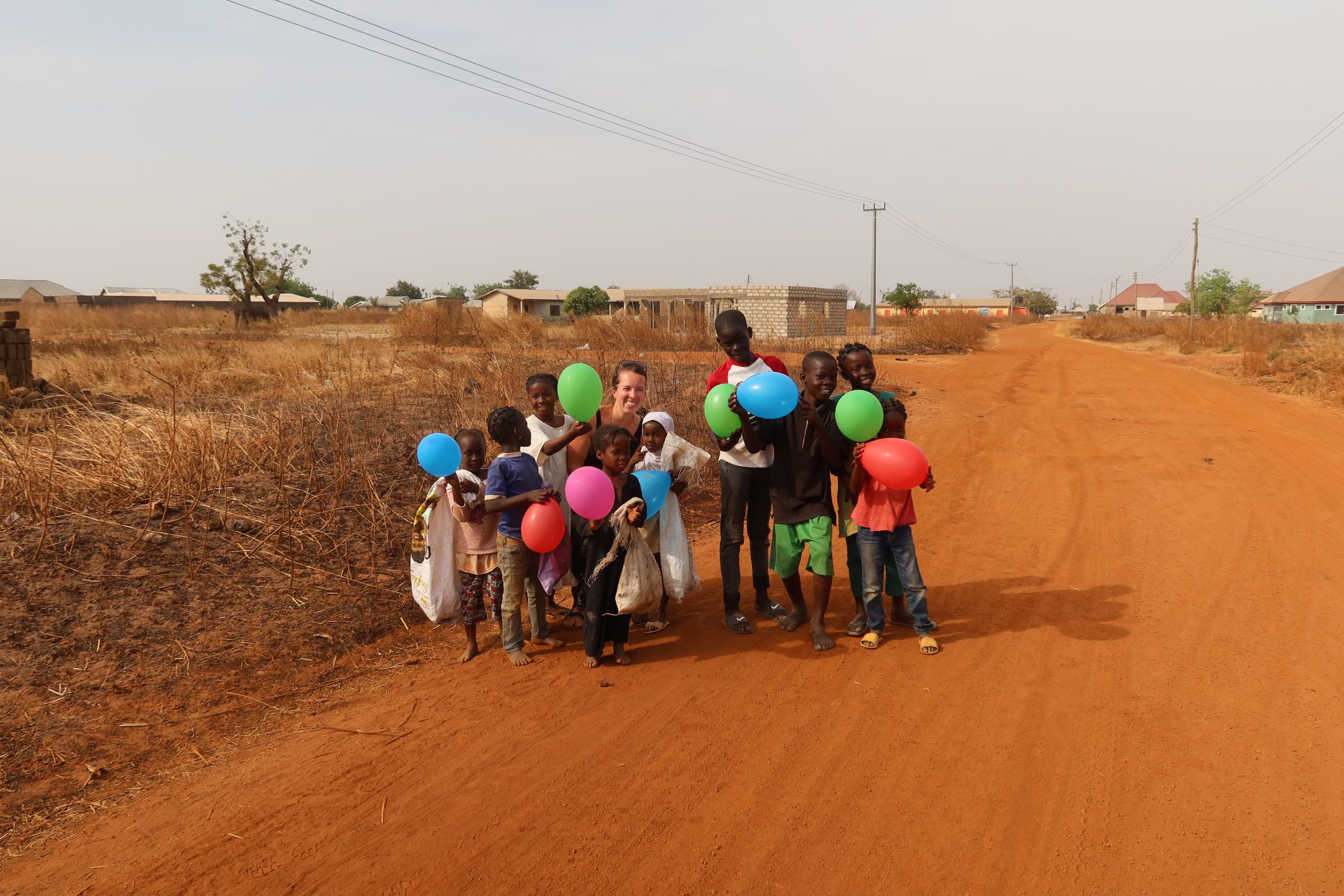 Rozdávání balónků dětem v Tamale v Ghaně.