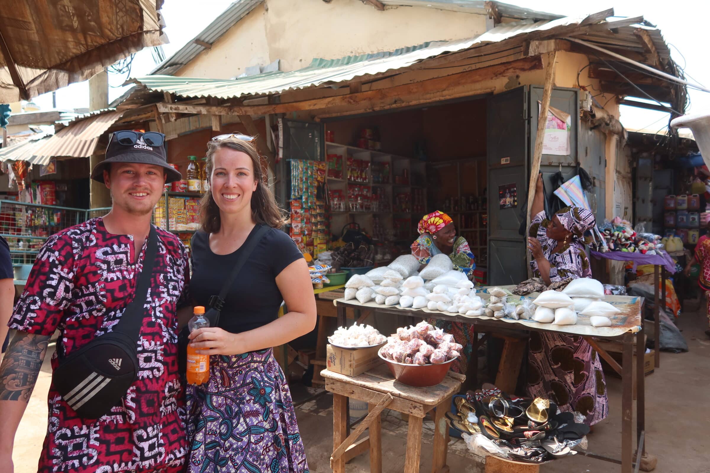 Inkopies doen by die mark in Tamale, Ghana.