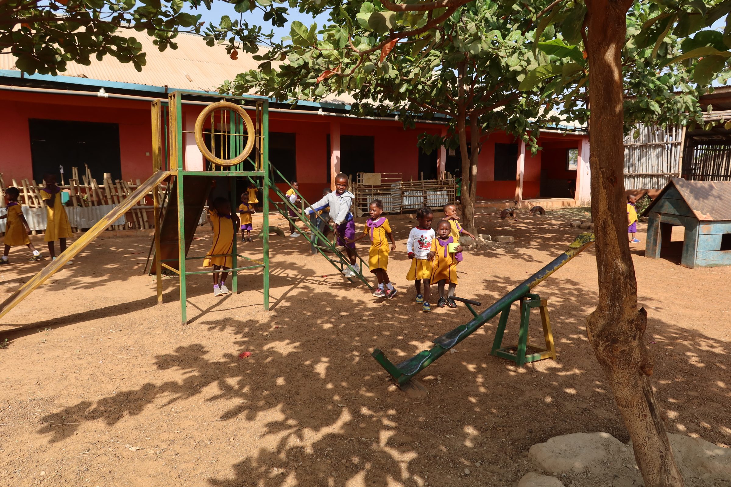 Het deel van de school van mijn stiefbroer dat al klaar is in Tamale, Ghana.