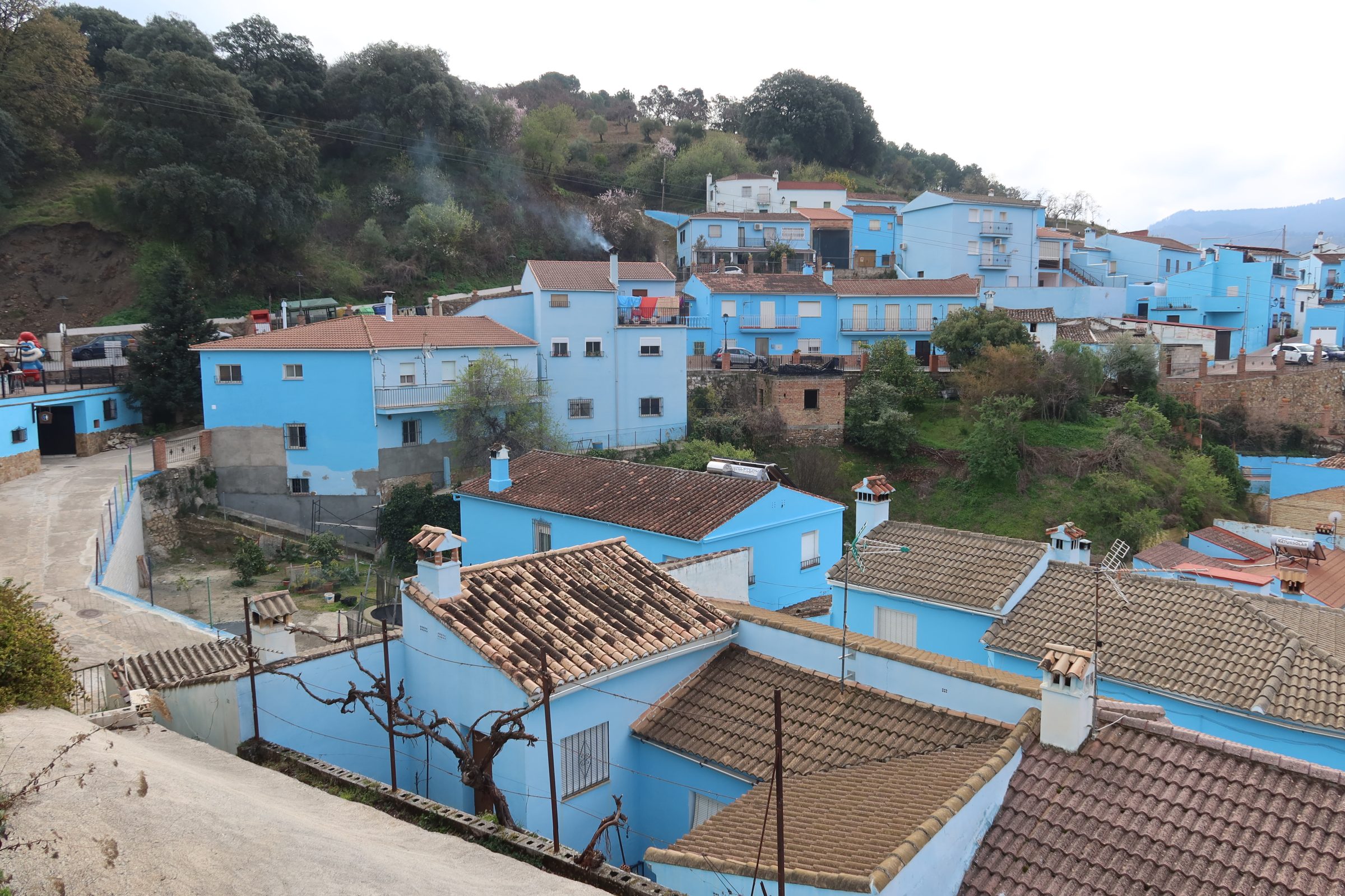 Júzcar, wioska smerfów ze smerfem po lewej | Wskazówki dotyczące kamperów i ciekawe miejsca w południowej Hiszpanii