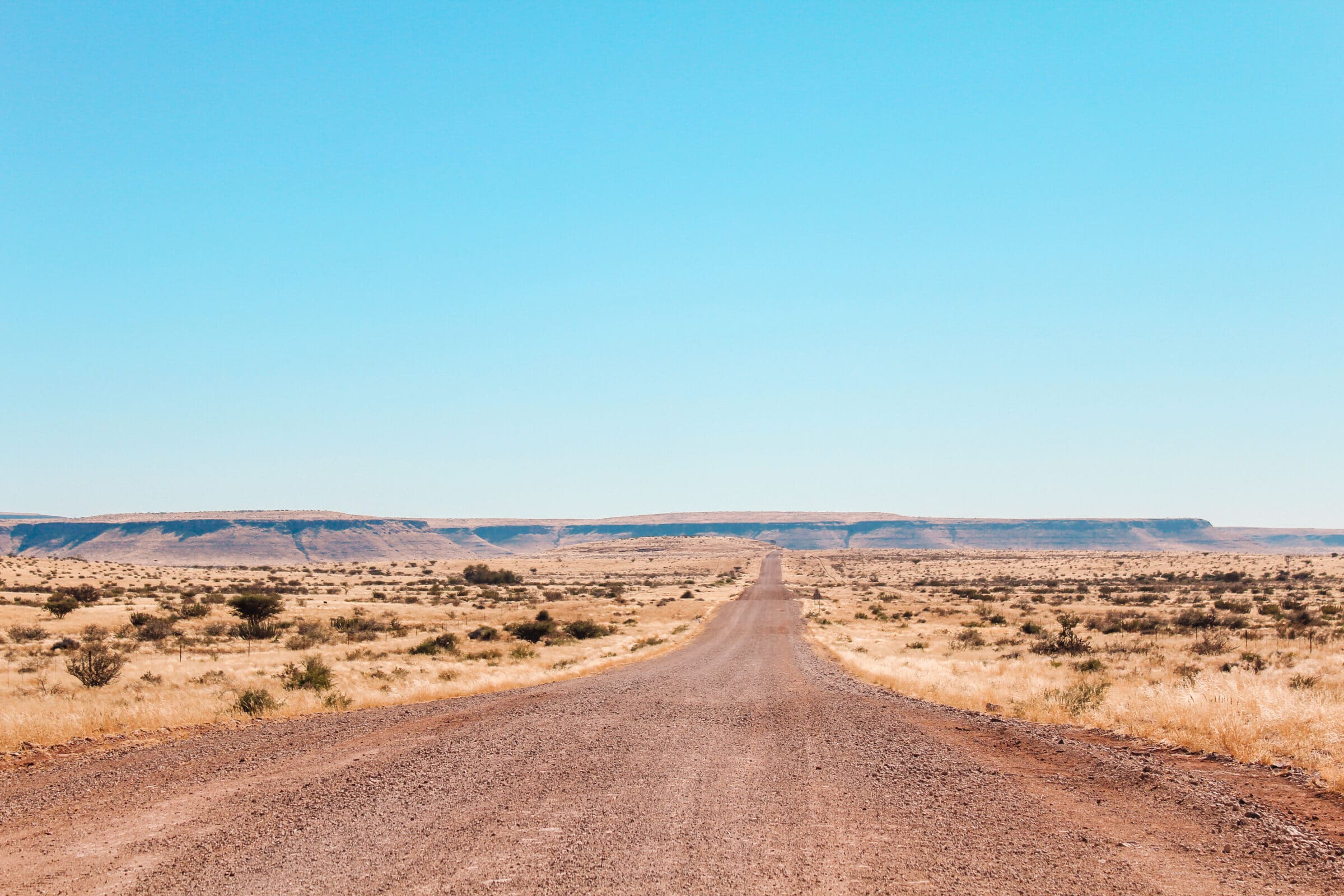 Uma estrada de cascalho na Namíbia
