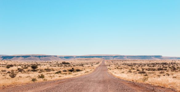 Een gravelweg in Namibië