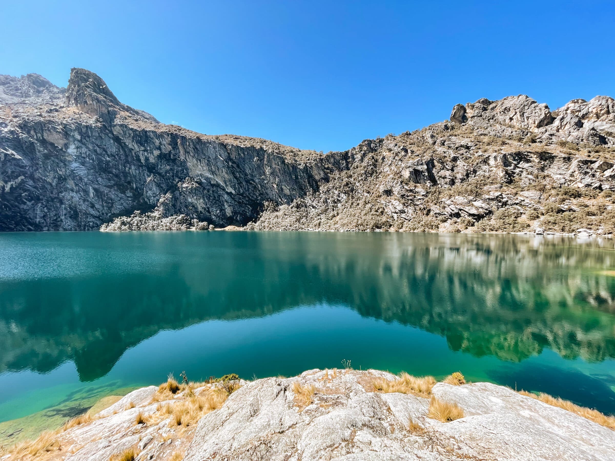 Den smukke refleksion ved Laguna Churup gennem det stille vand | Vandring i Huaraz