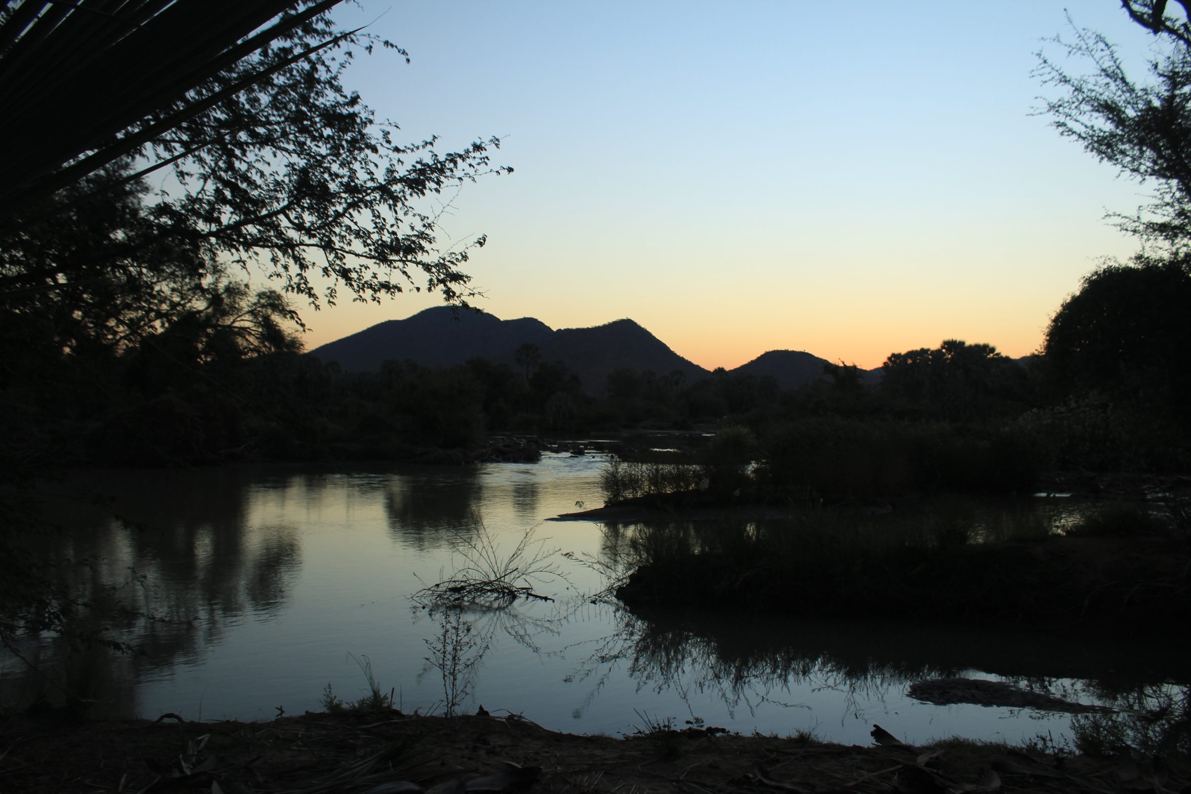 De rivier Kunene met aan de overkant Angola