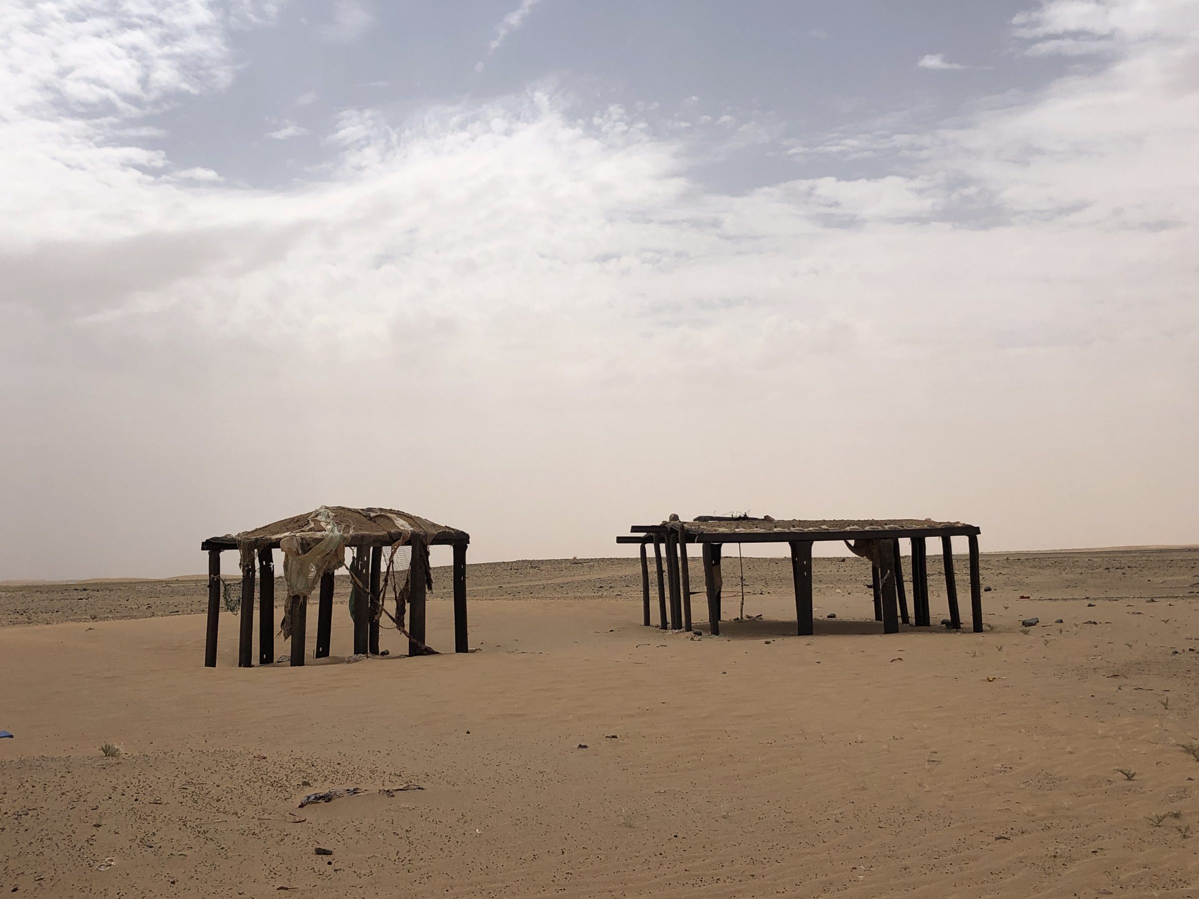 Karkassen van verlaten huizen | Overlanden in Mauritanië