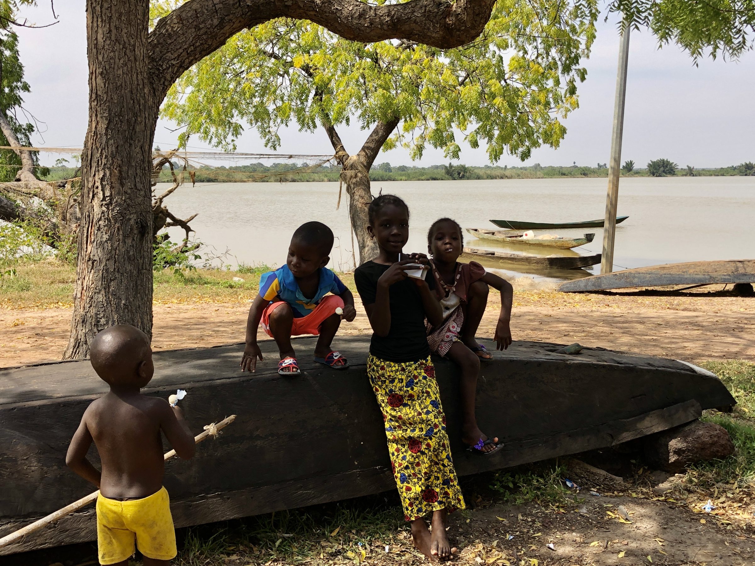 Kinderen in een afgelegen dorp | Overlanden in Gambia