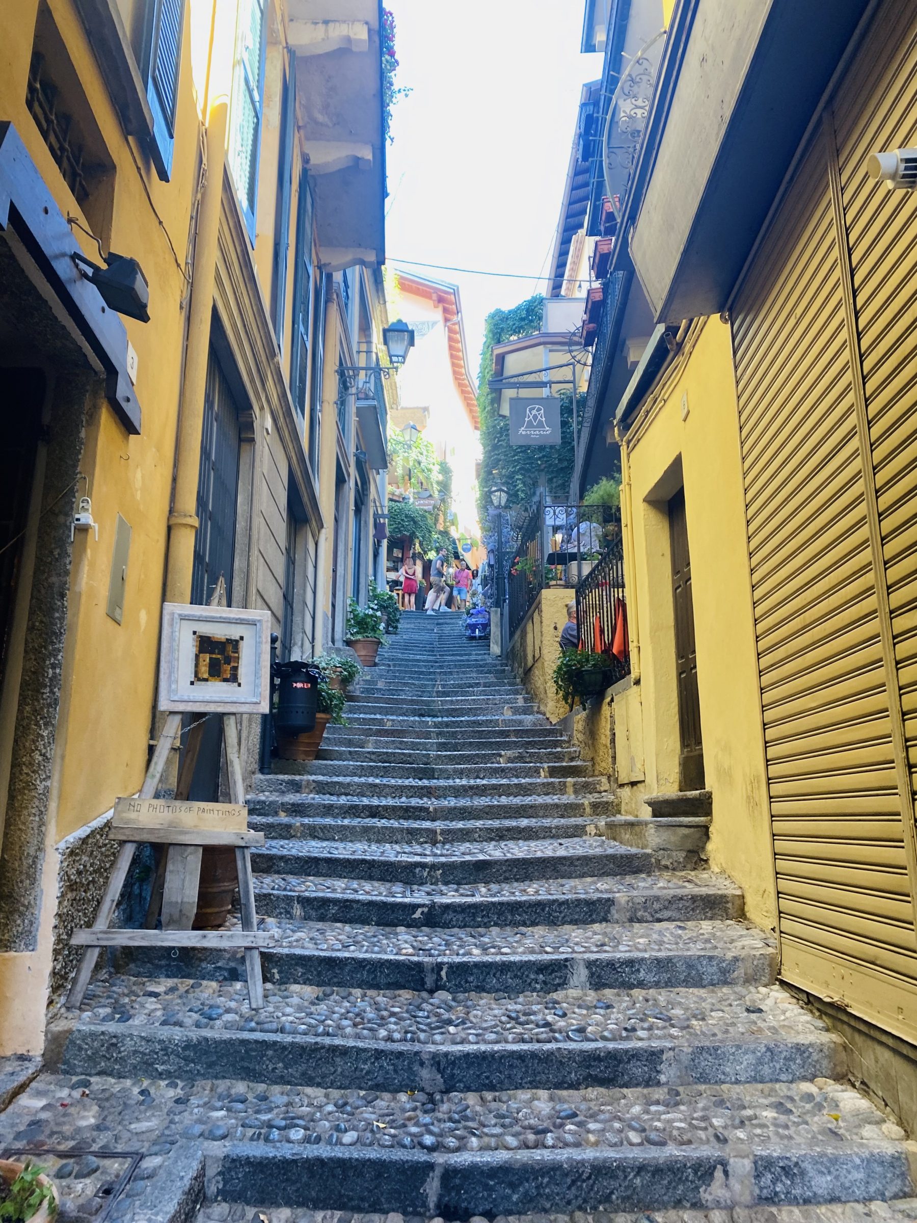 Kleurrijk winkelstraatje in Bellagio | Tips voor een weekend aan het Comomeer