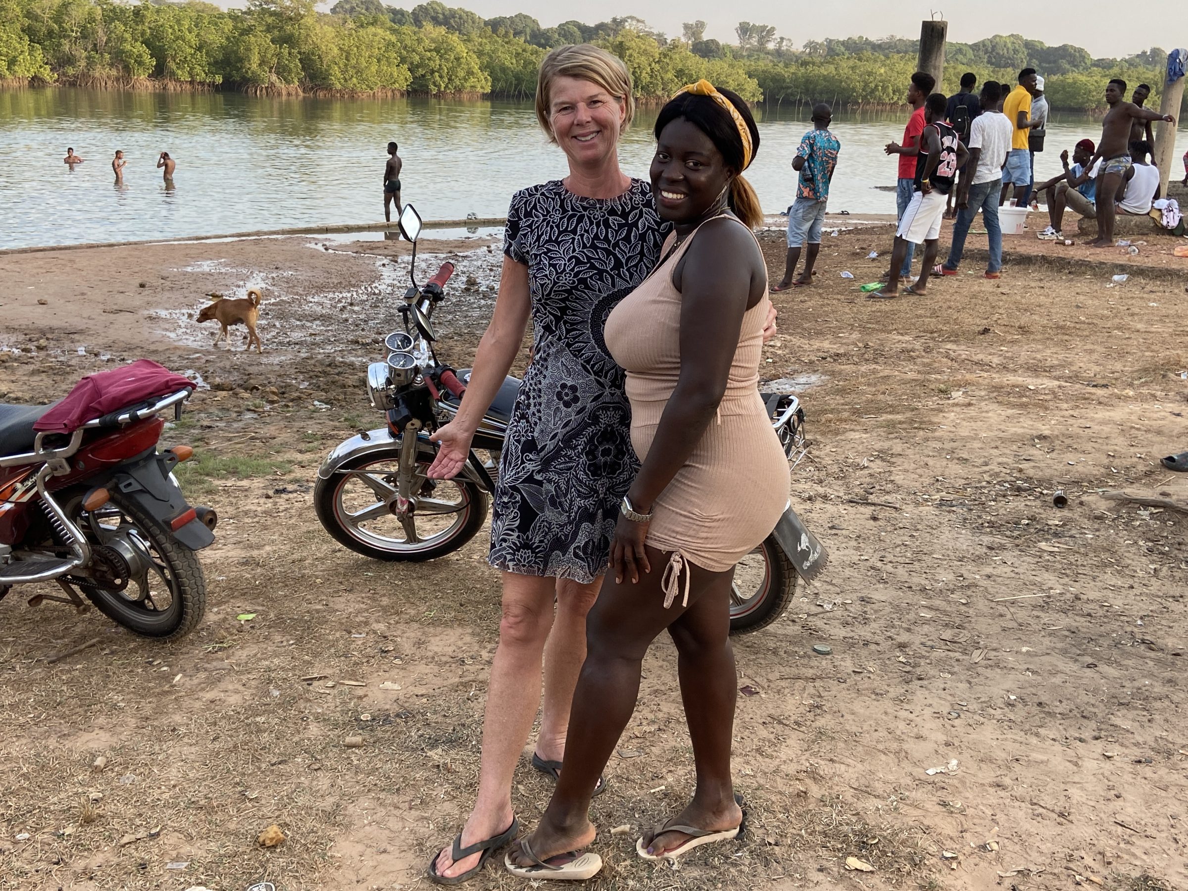 Met een blanke op de foto | Overlanden in Guinea Bissau