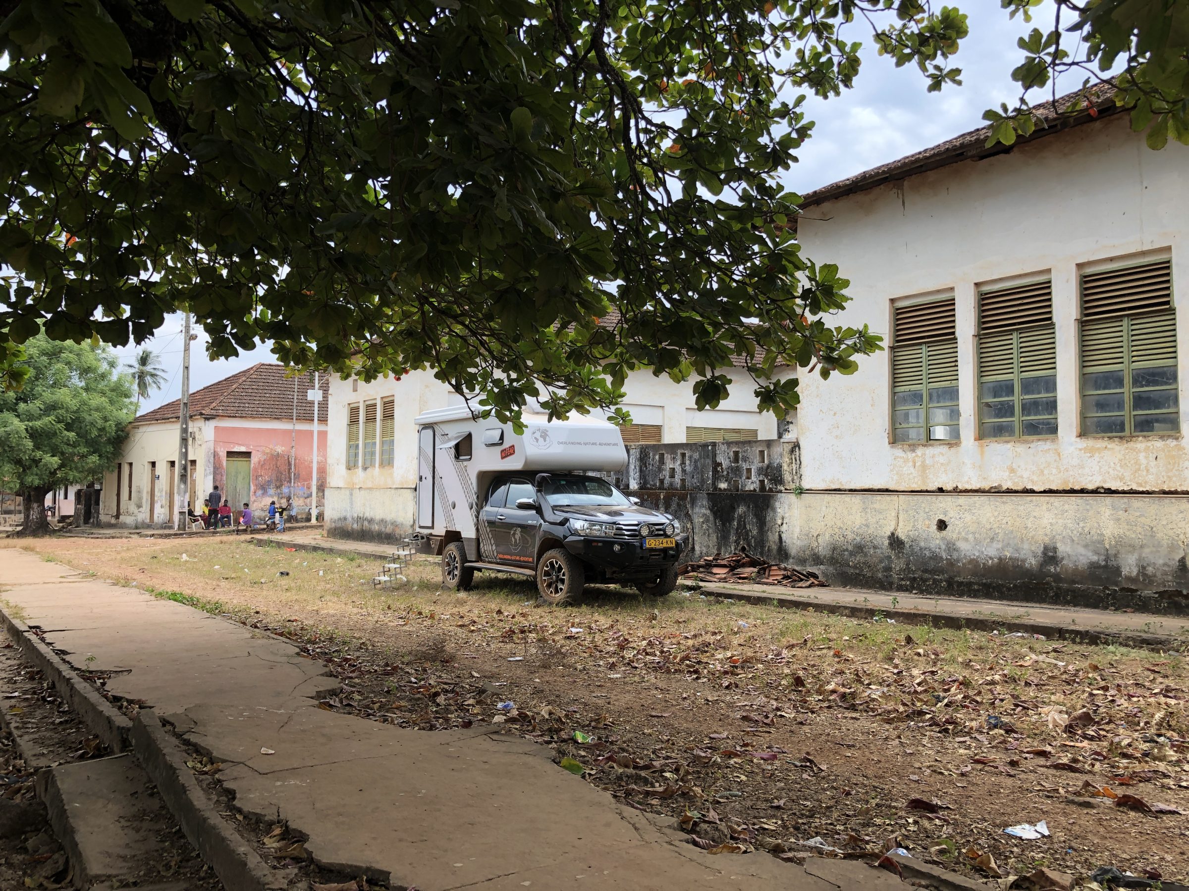 Midden in het dorp | Overlanden in Guinea Bissau