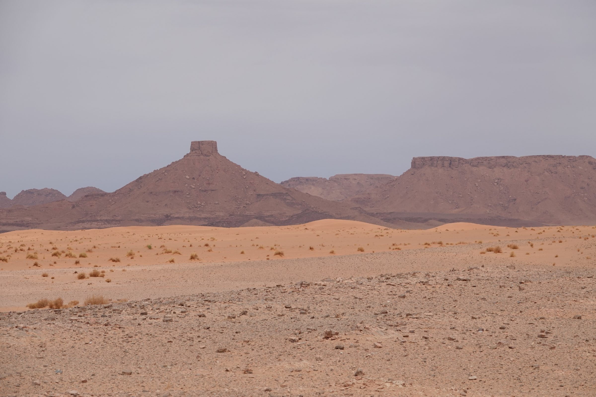 Mooi gevormde bergen in de woestijn | Overlanden in Marokko