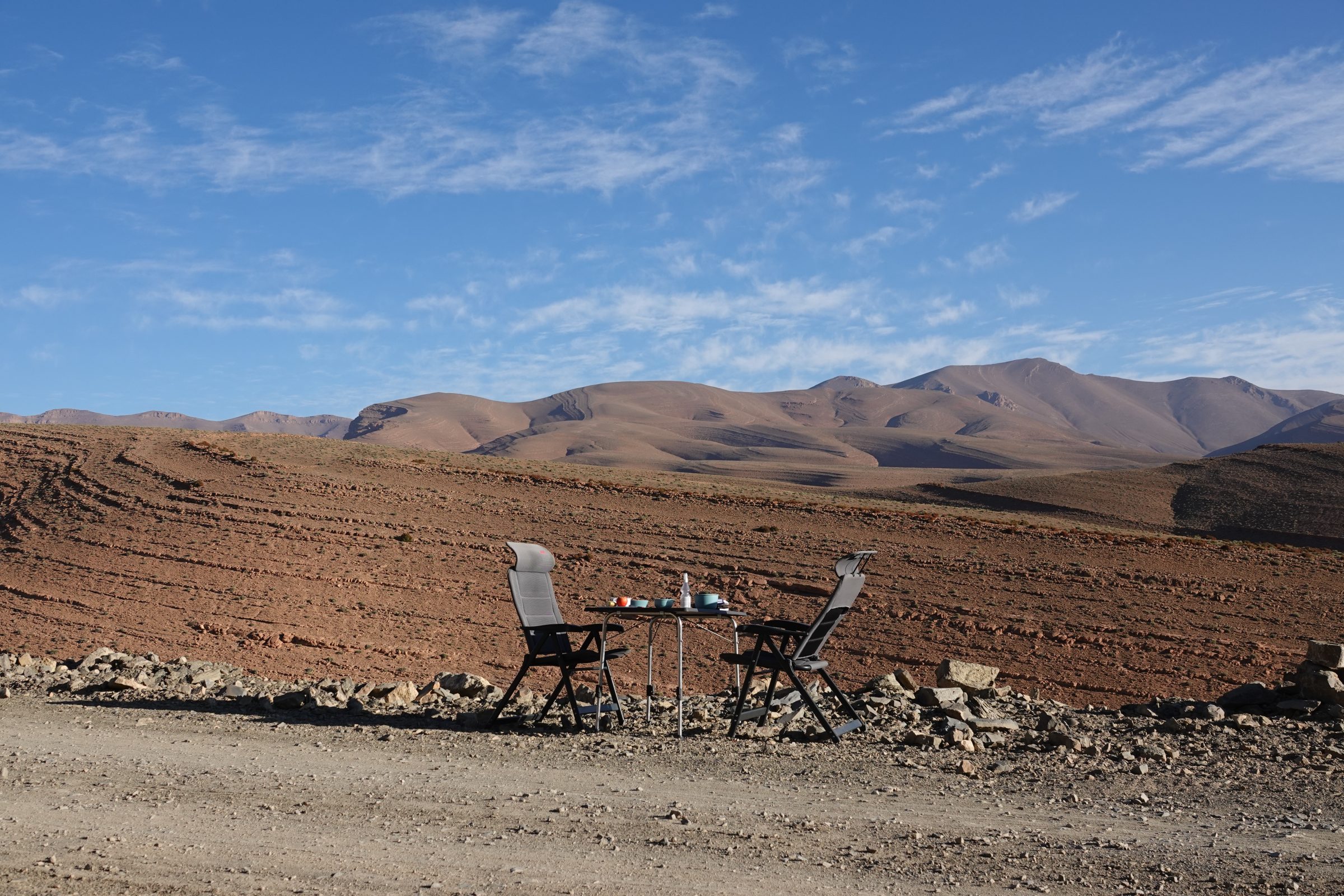 Ontbijt met uitzicht op een rustige plek | Overlanden in Marokko