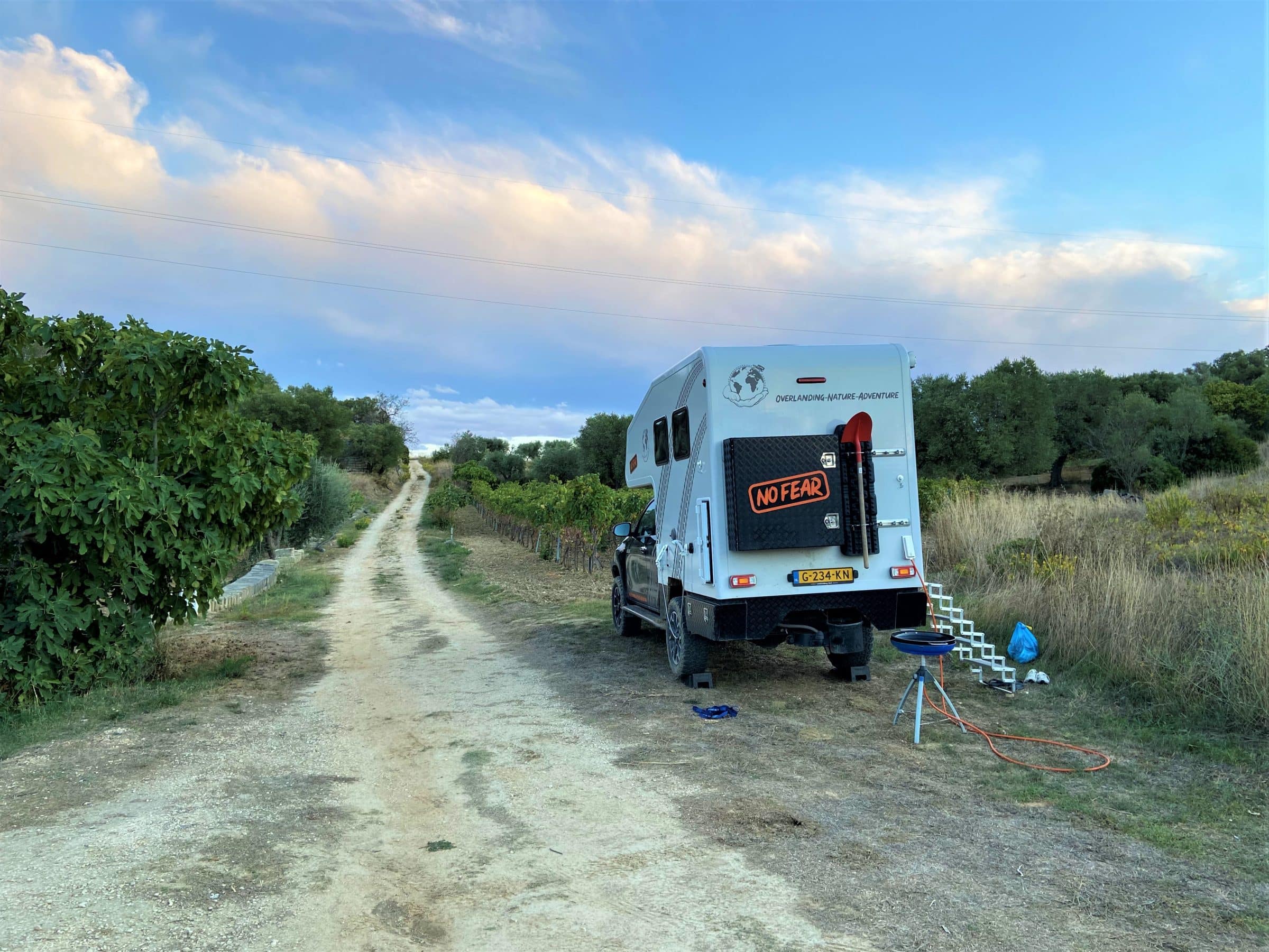 Roadtrip Zuid-Italië | Overnachten met onze 4x4 camper tussen de fruitbomen