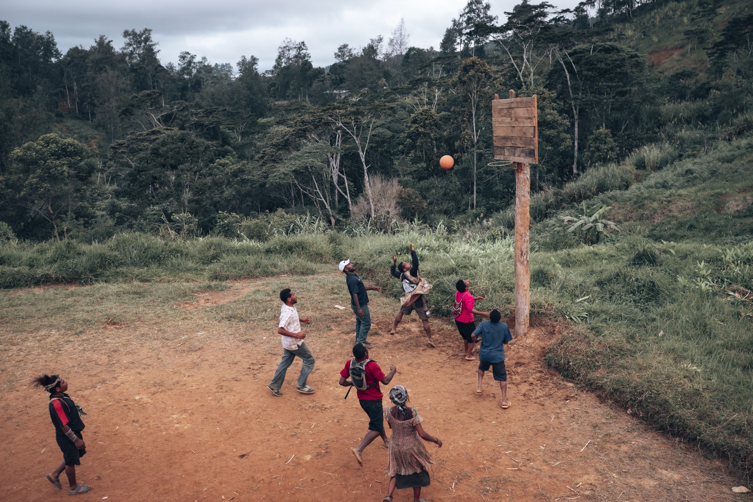 Een basketbalveld langs de weg. | Reizen naar Papua Nieuw Guinea © MYgrations.nl
