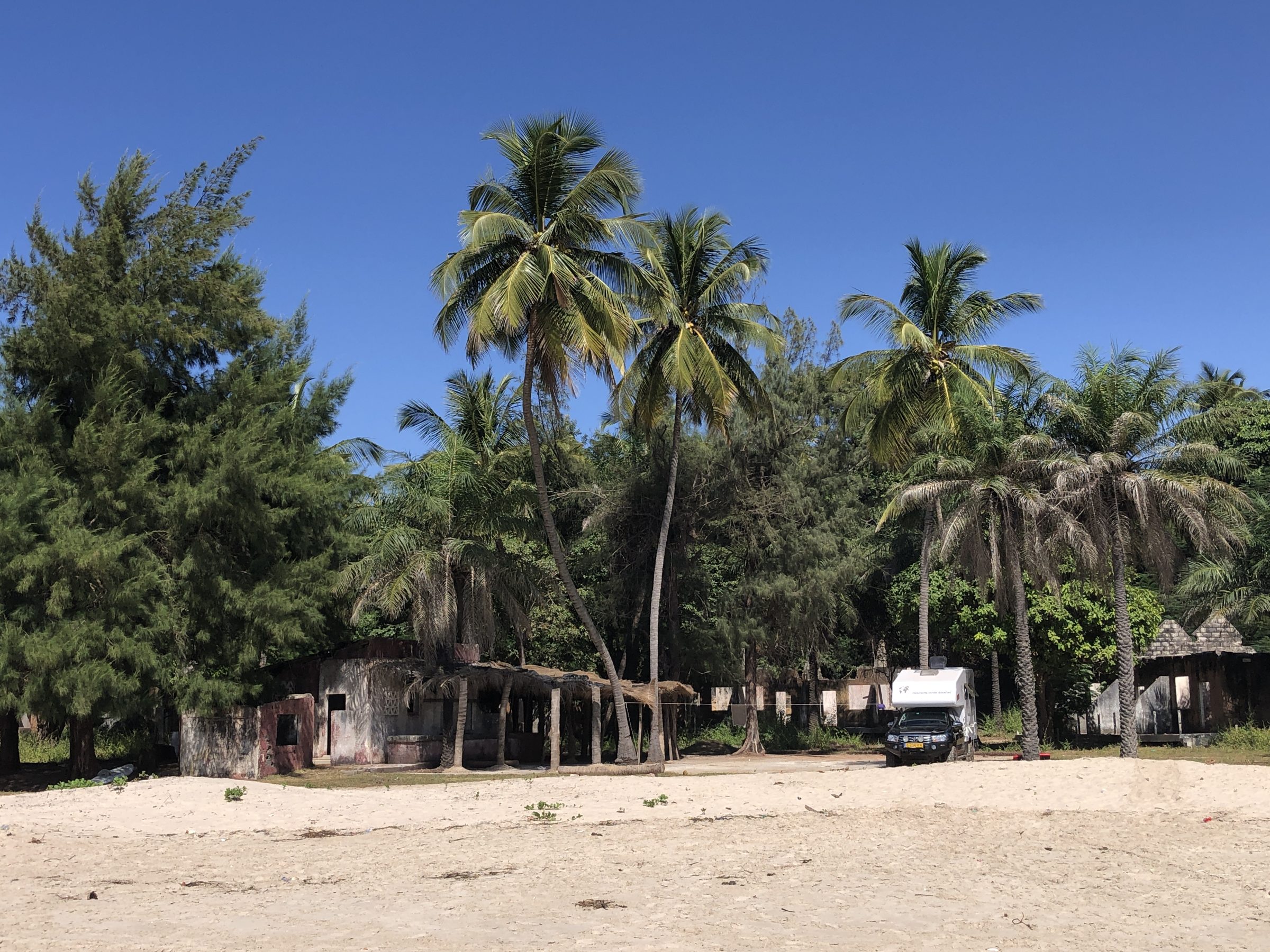 Plekje naast verlaten hotel | Overlanden in Senegal