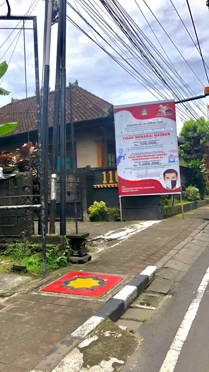 Covid-19 / Corona informatiebord langs de weg | Bali 