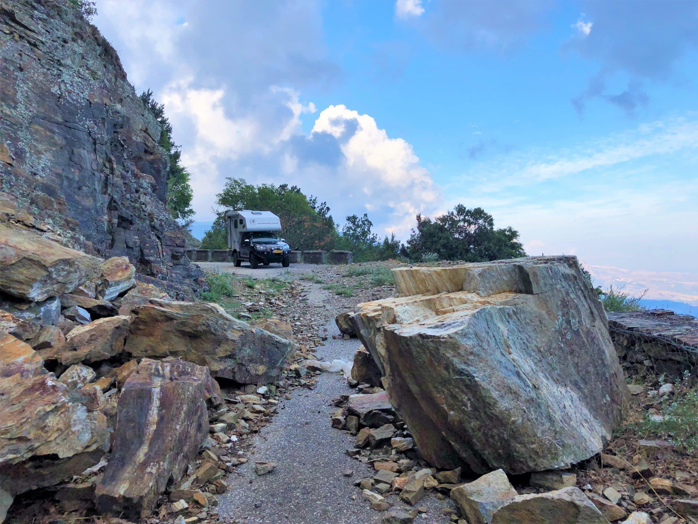 Roadtrip Zuid-Italië | Geblokkeerde weg door grote stukken rots