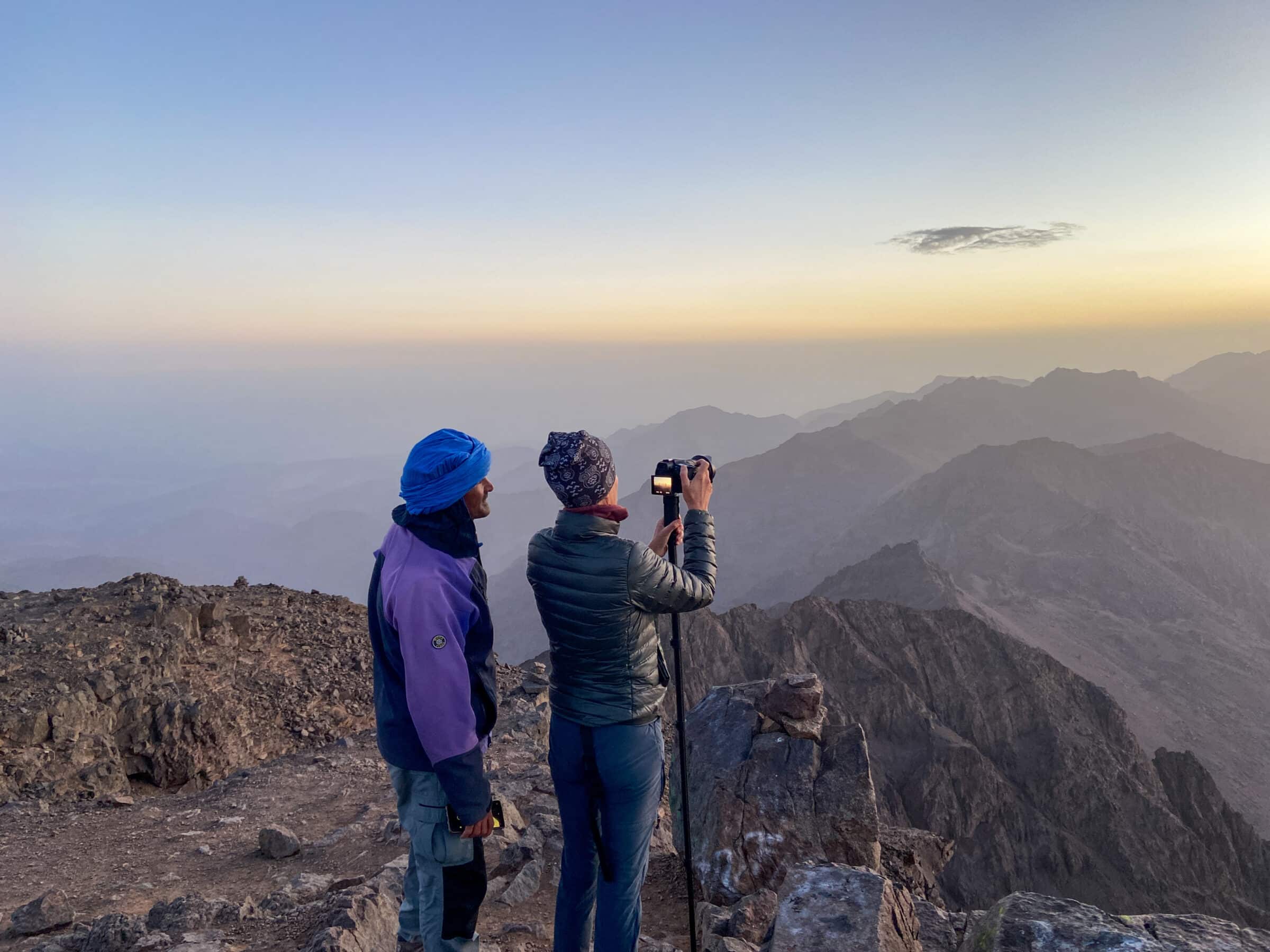 Samen kijken naar de beste positie | Toubkal beklimmen