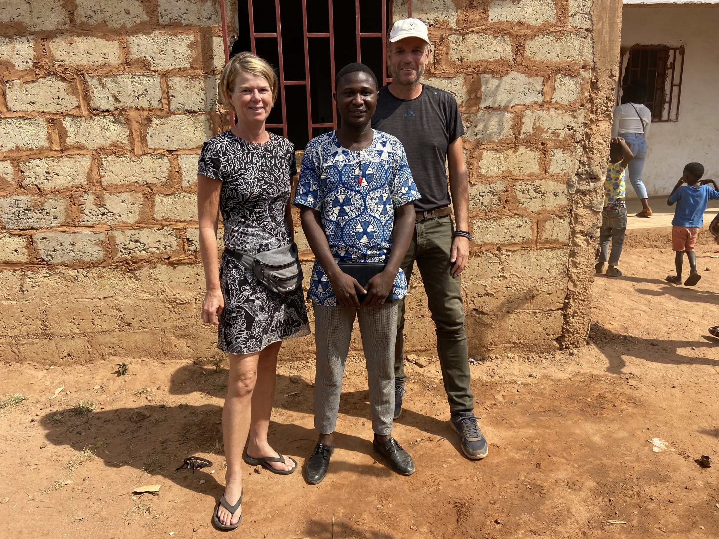 Samen met de voorganger | Overlanden in Guinea Bissau