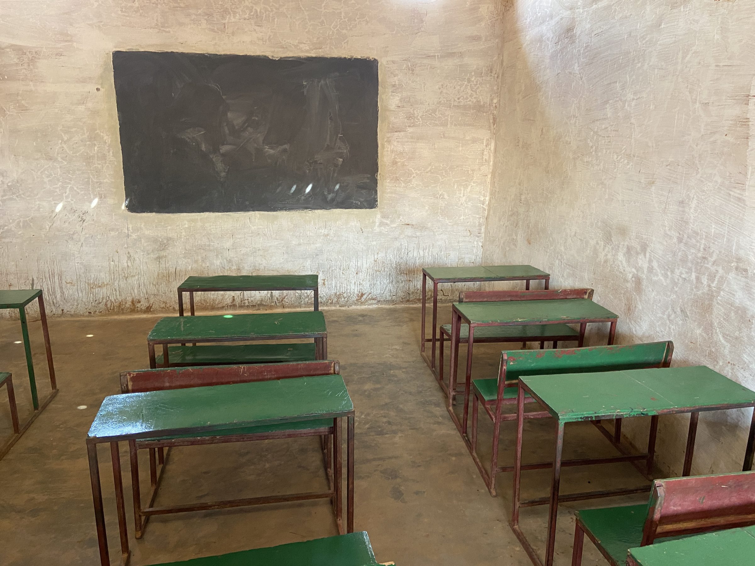 Schoolbanken en krijtbord | Overlanden in Guinea Bissau