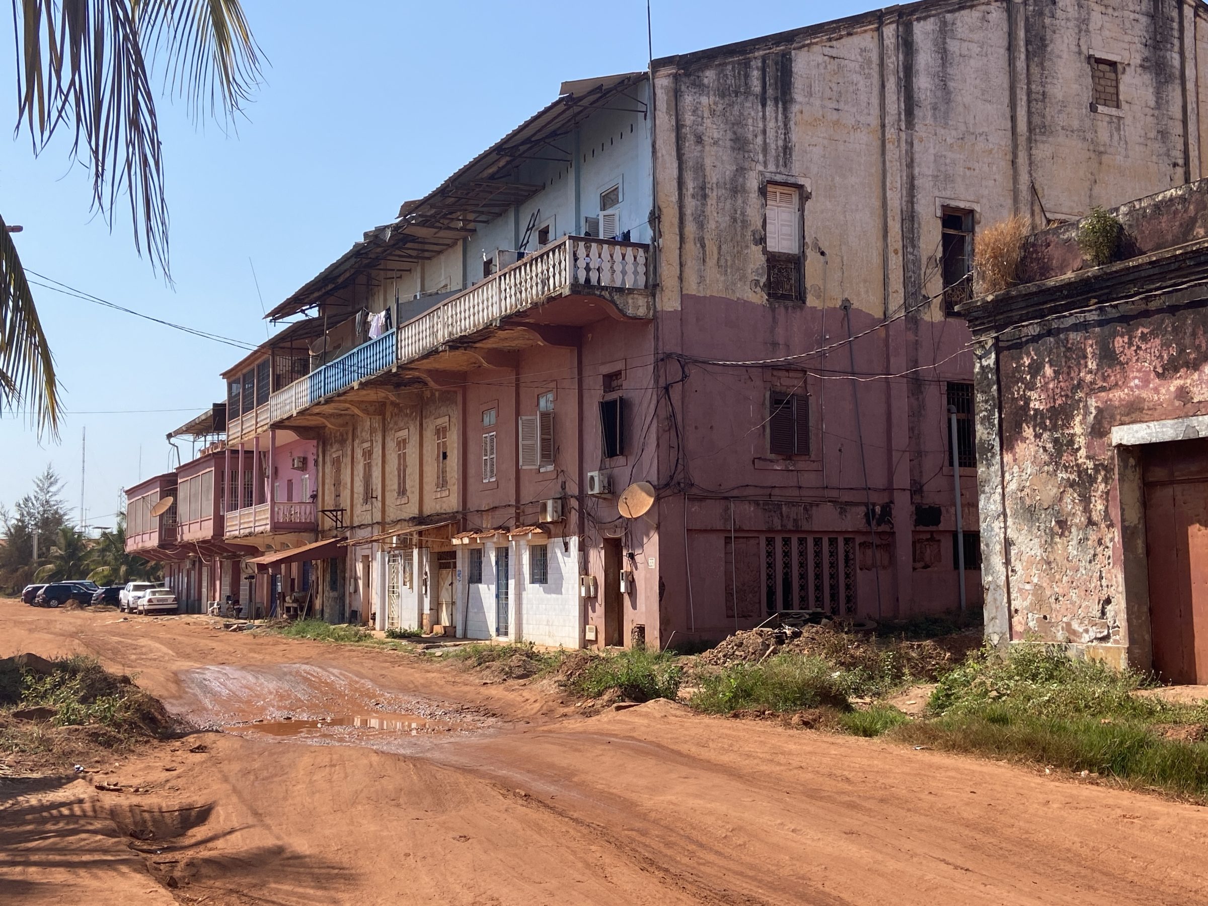 Straatbeeld in havengebied Bissau | Overlanden in Guinea Bissau