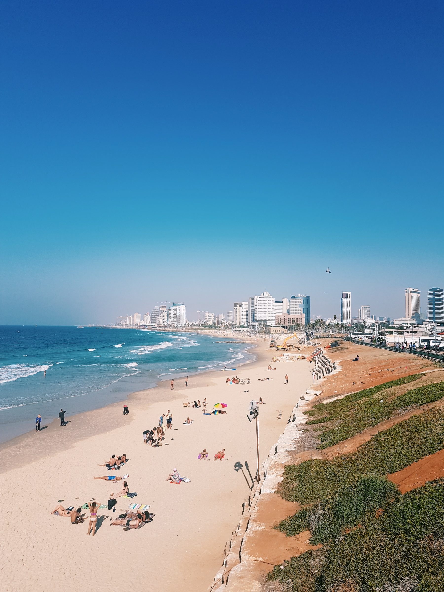 شاطئ في تل أبيب | نصائح لقضاء عطلة اقتصادية