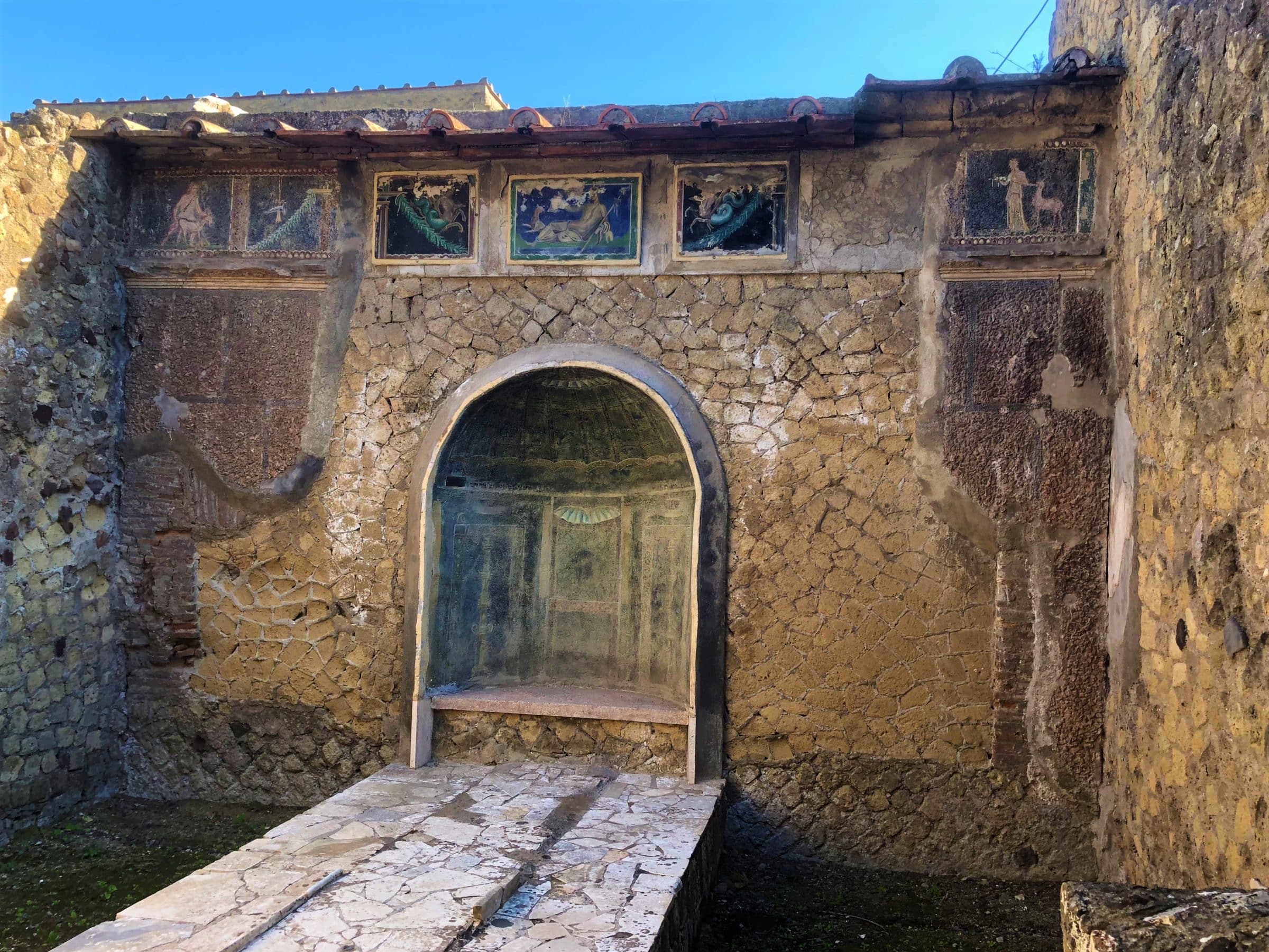 Oude muren met versieringen in Herculaneum | Roadtrip Zuid-Italië