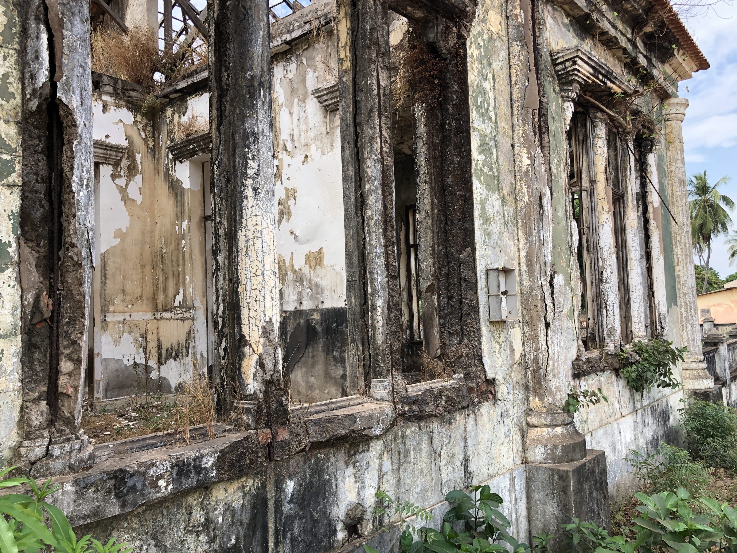 Vervallen gebouwen | Overlanden in Guinea Bissau