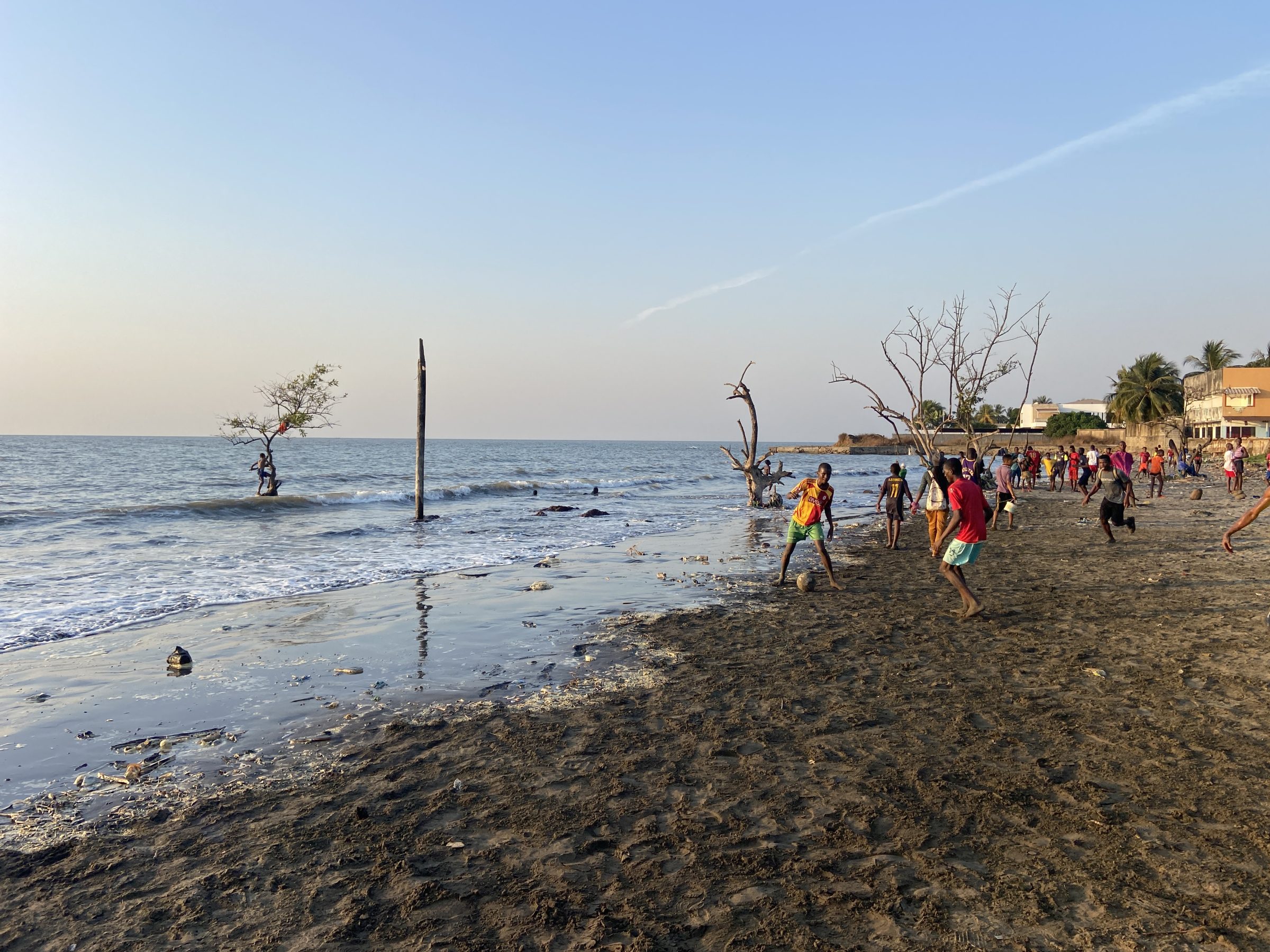 Voetballen op het strand | Overlanden in Guinee