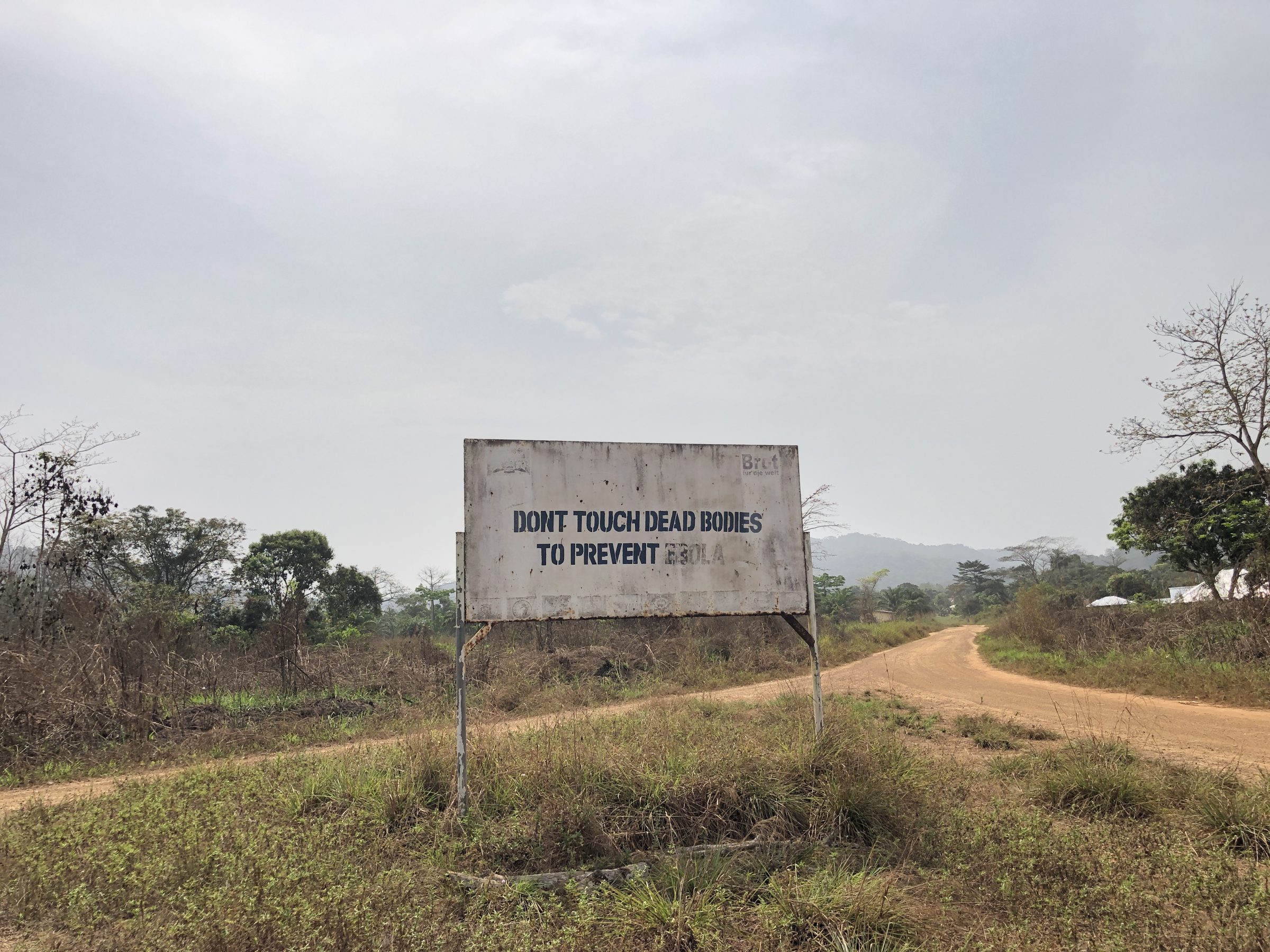 エボラに対する警告サイン | 写真 エボラに対する警告サインシエラレオネに上陸