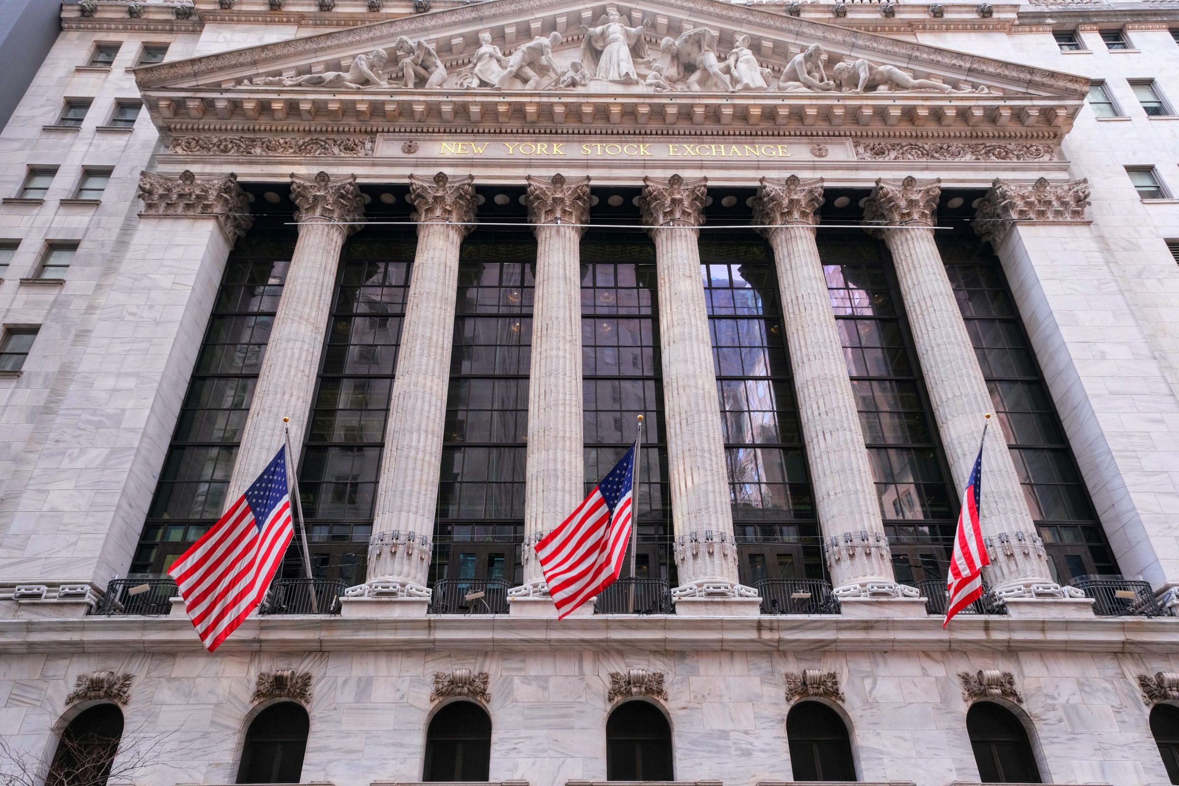 Die weltberühmte New Yorker Börse - Wall Street-Gebäude. Darunter natürlich amerikanische Flaggen