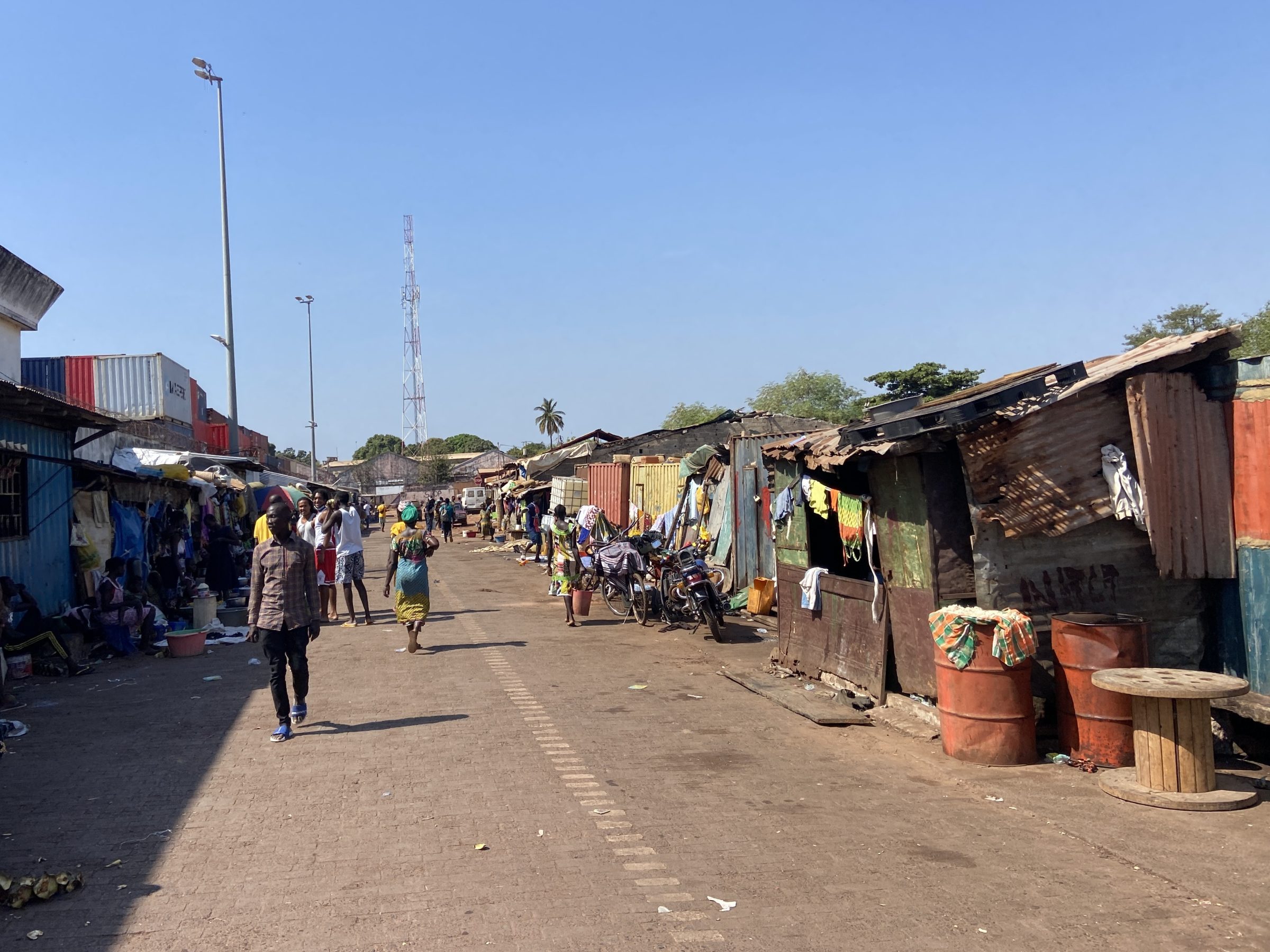 Wandeling door de stad Bissau | Overlanden in Guinea Bissau