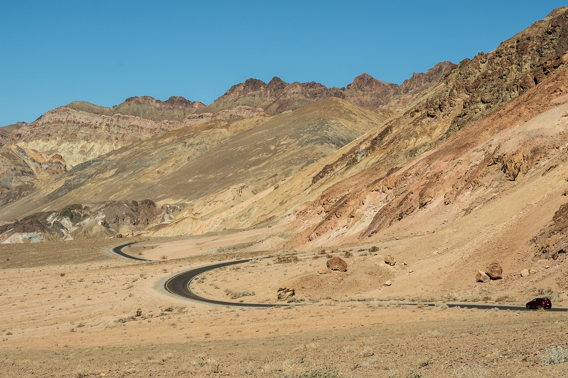 De kronkelende autoweg in Death Valley National Park.
