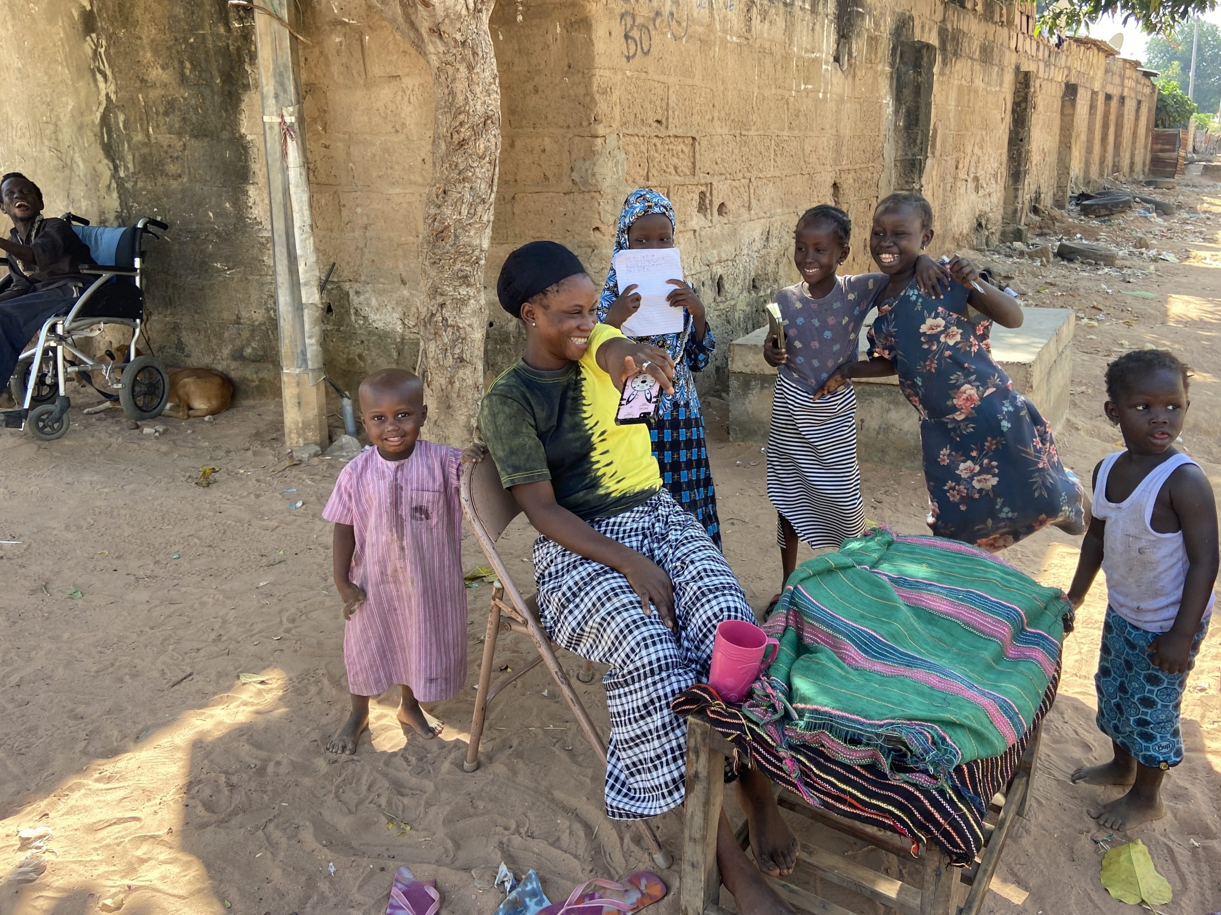 Zomaar in een Gambiaanse straat | overlanden in gambia | Wereldreizigers.nl