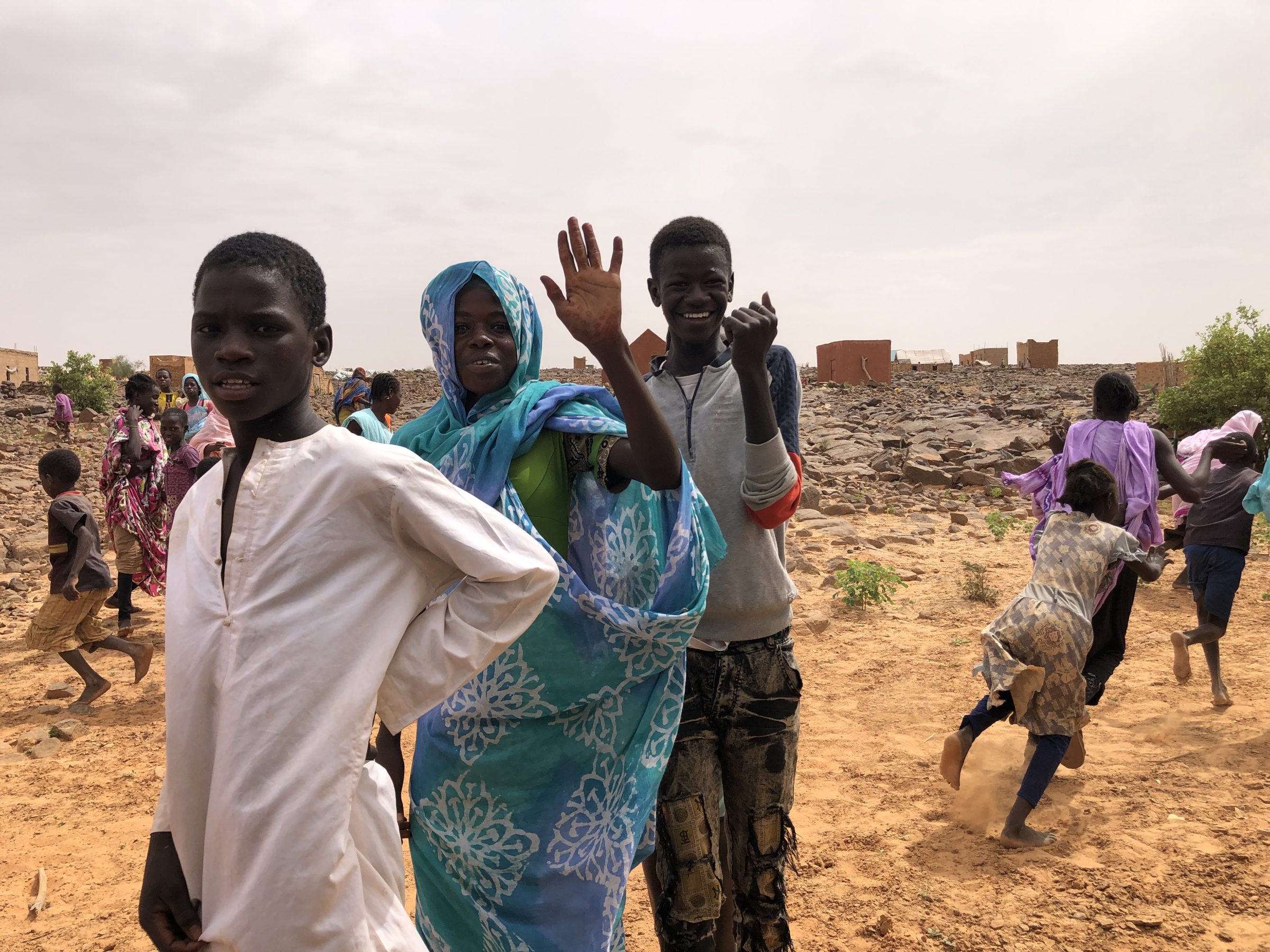 Zwaaiende en wegrennende kinderen | Overlanden in Mauritanië