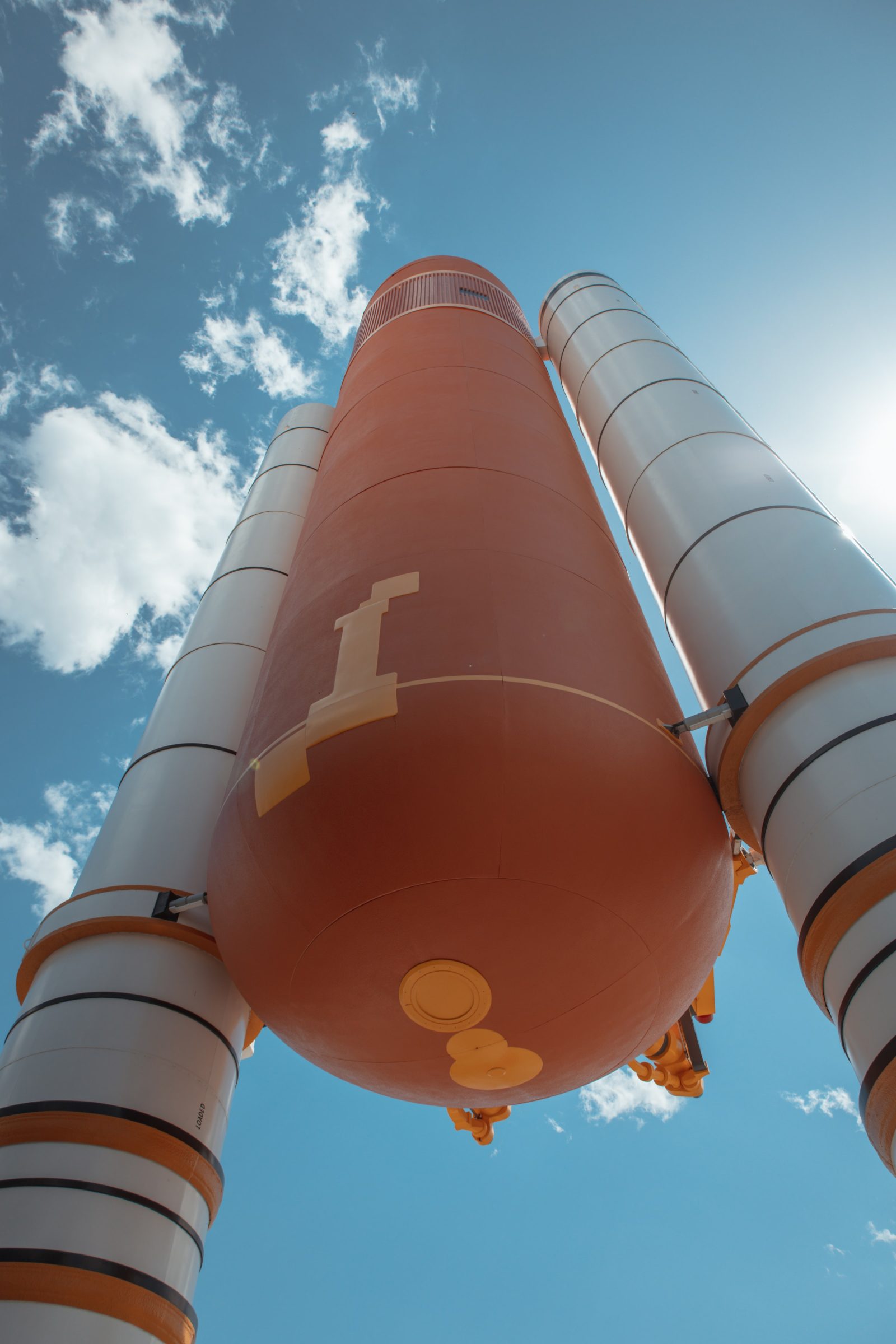 De brandstoftank en rocketboosters van de Atlantis Space Shuttle