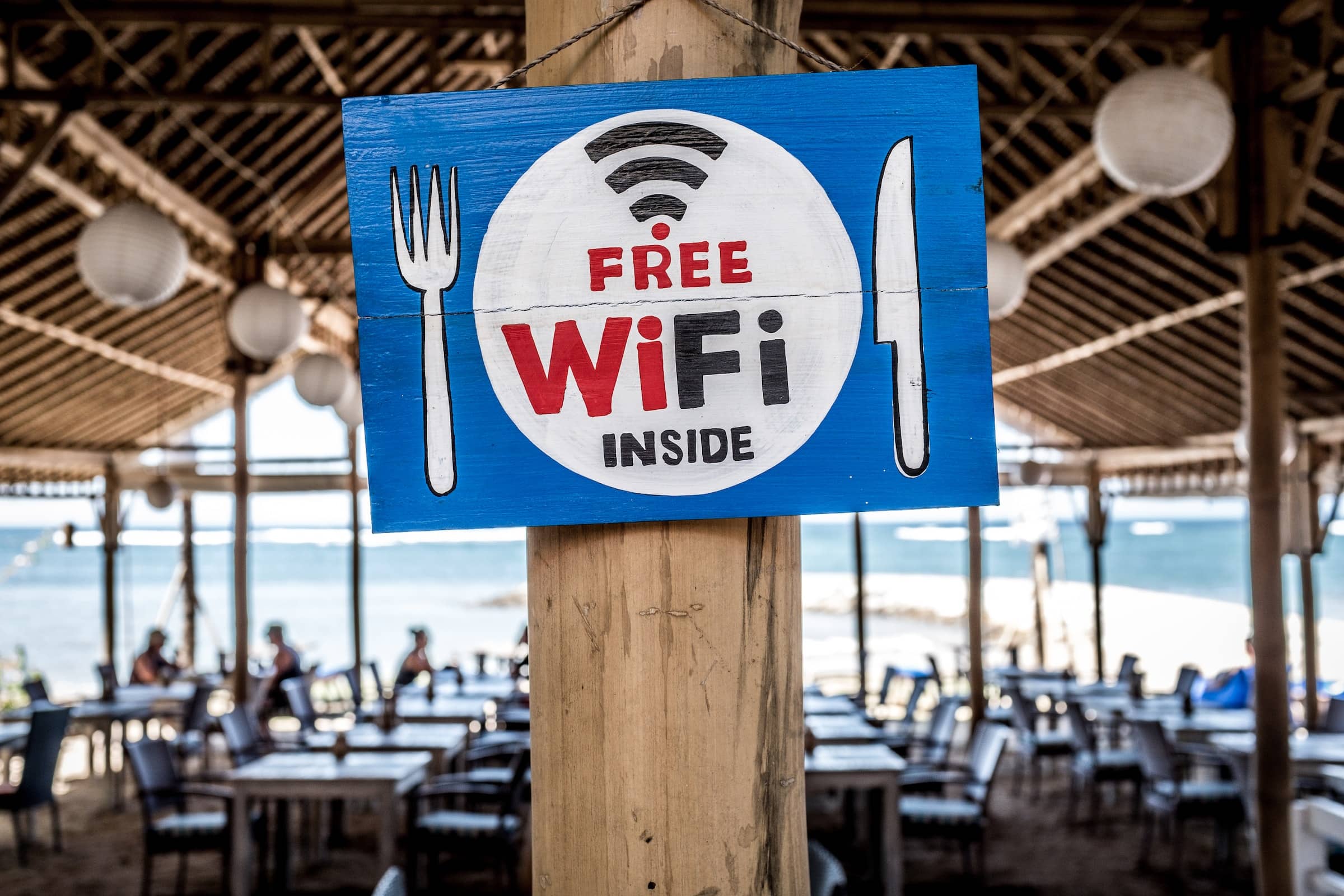 Free wifi, je kent de borden in restaurants en hotels vast wel. Wees je ervan bewust dat gratis wifi altijd een risico is.