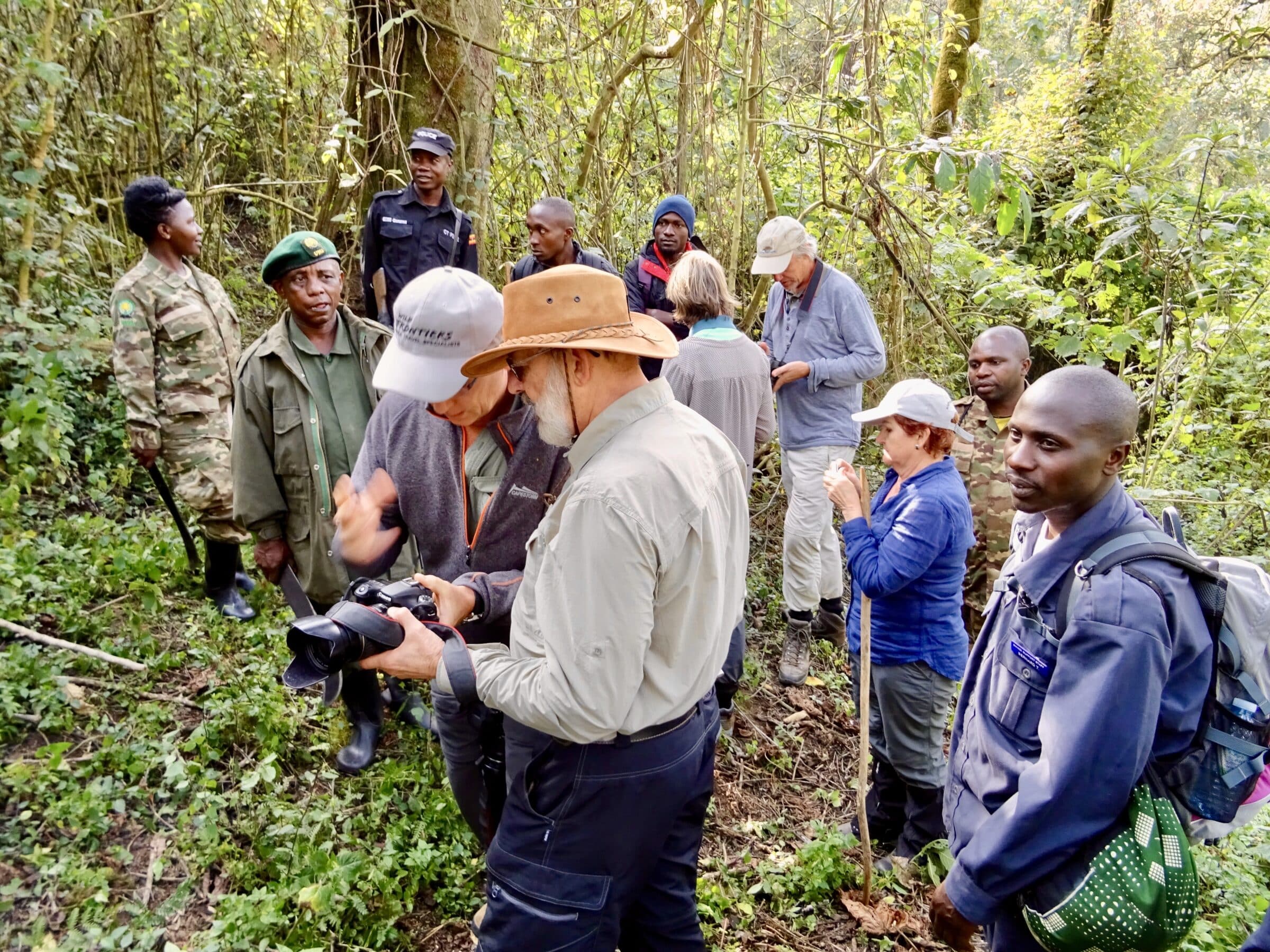 De lenzen worden geslepen in Bwindi vlakvoor de ontmoeting met de gorilla's