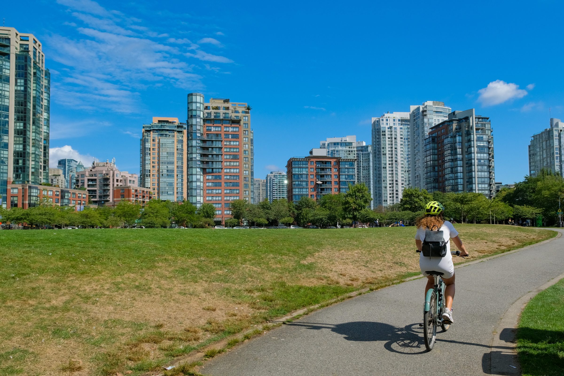 Malou op de fiets in één van de vele parken in Vancouver