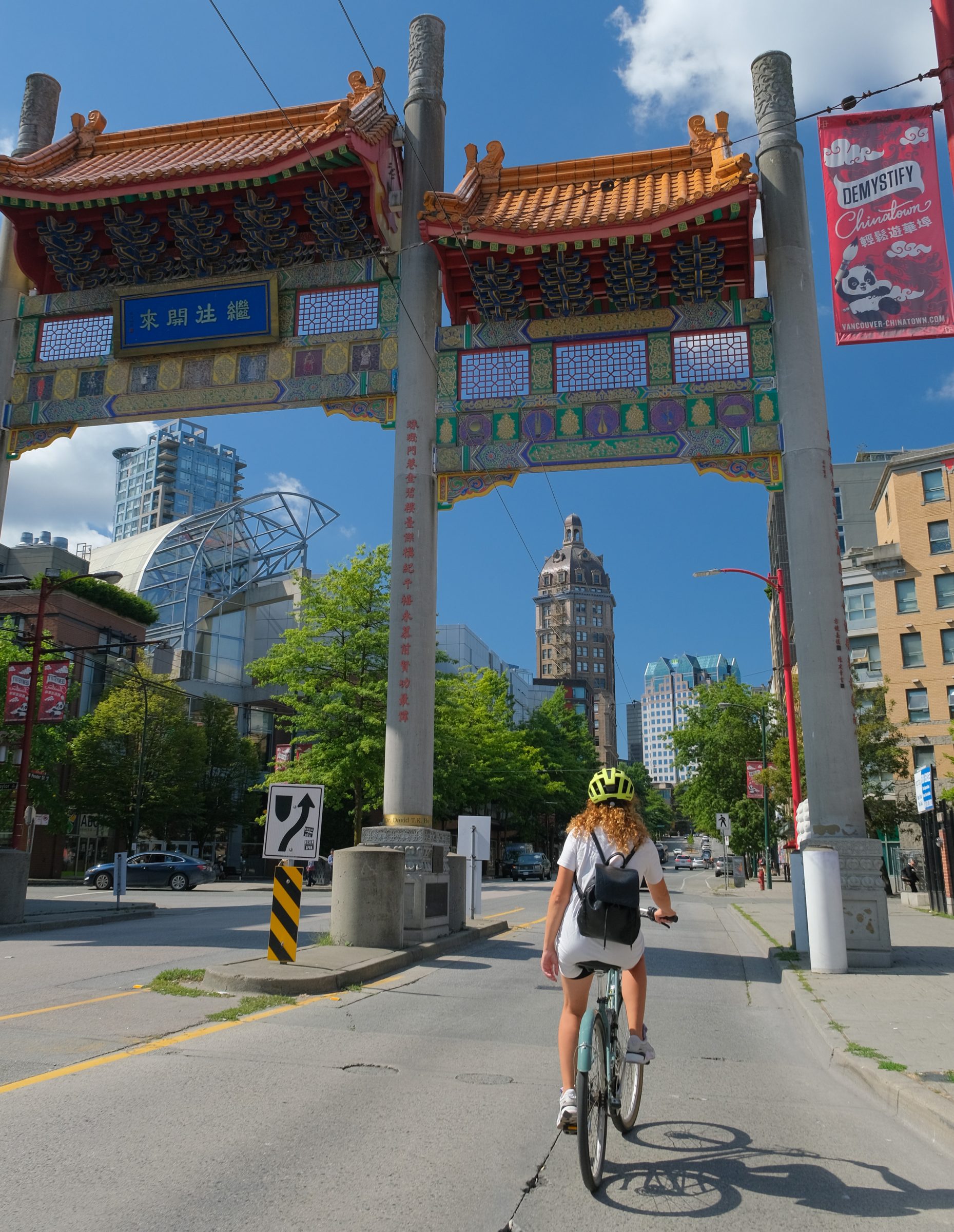 Op de fiets bij de ingang van Chinatown