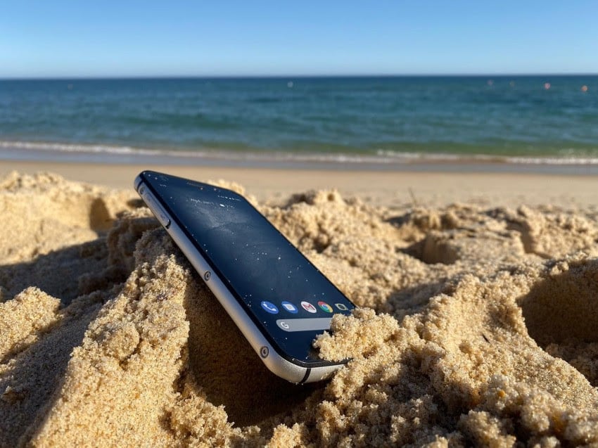 Een smartphone die tegen een stootje kan, of water, of zand...