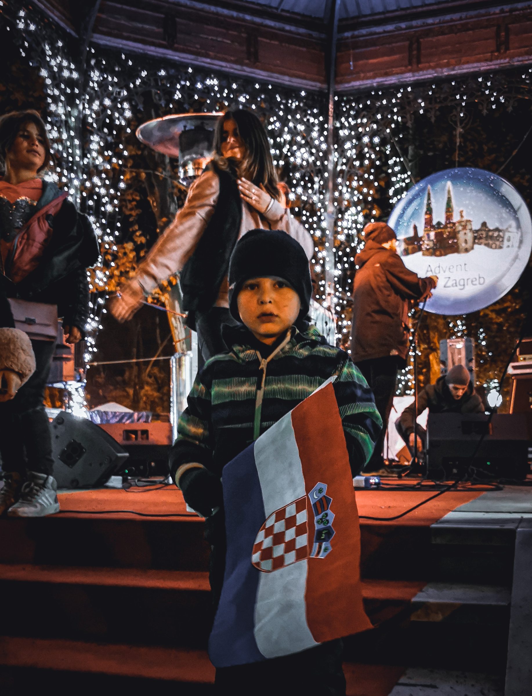Advent Zagreb | Kind met de vlag van kroatië in Zrinjevac Park
