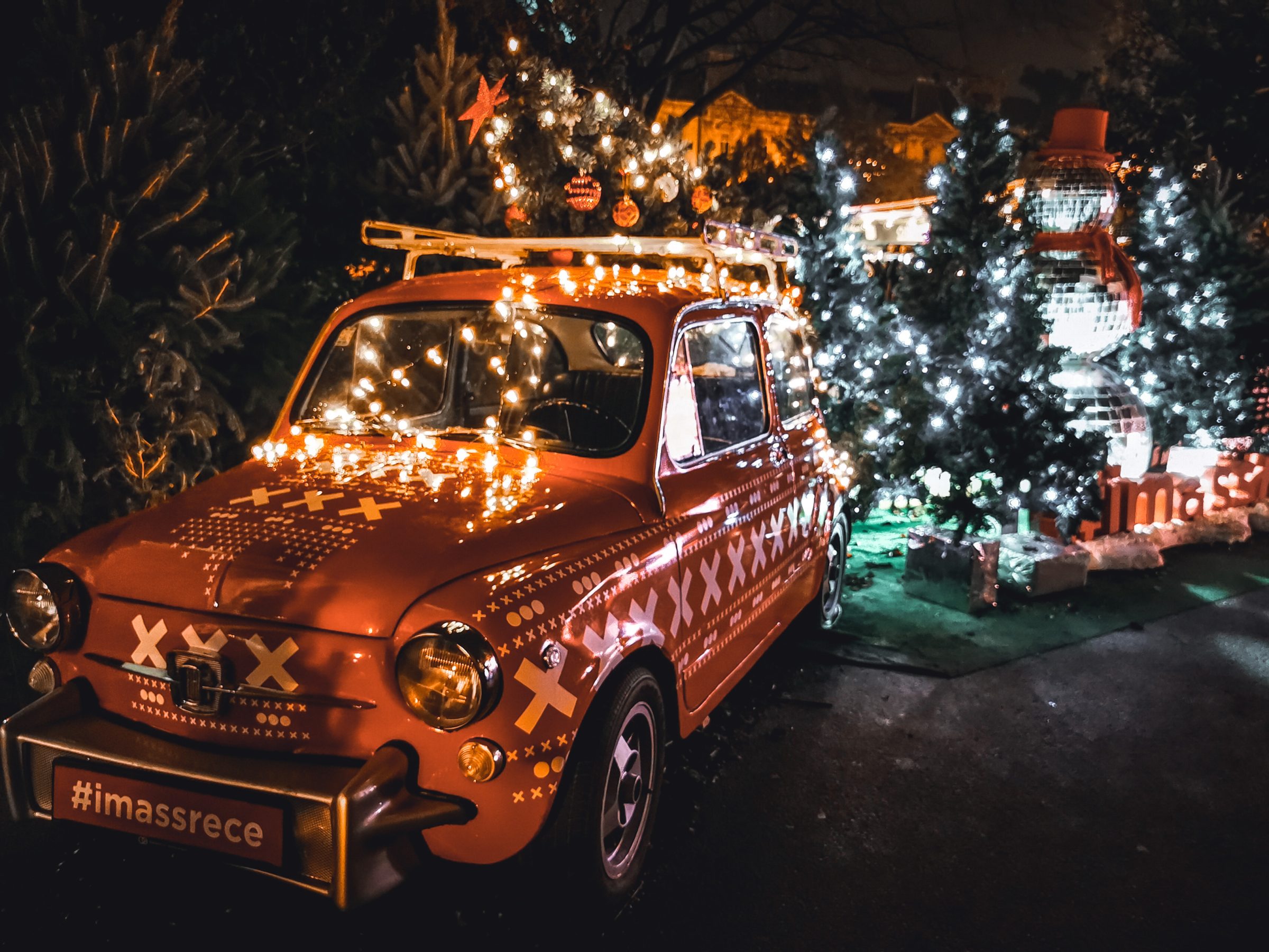 Advent Zagreb | Zelfs de auto's worden versierd op de kerstmarkt