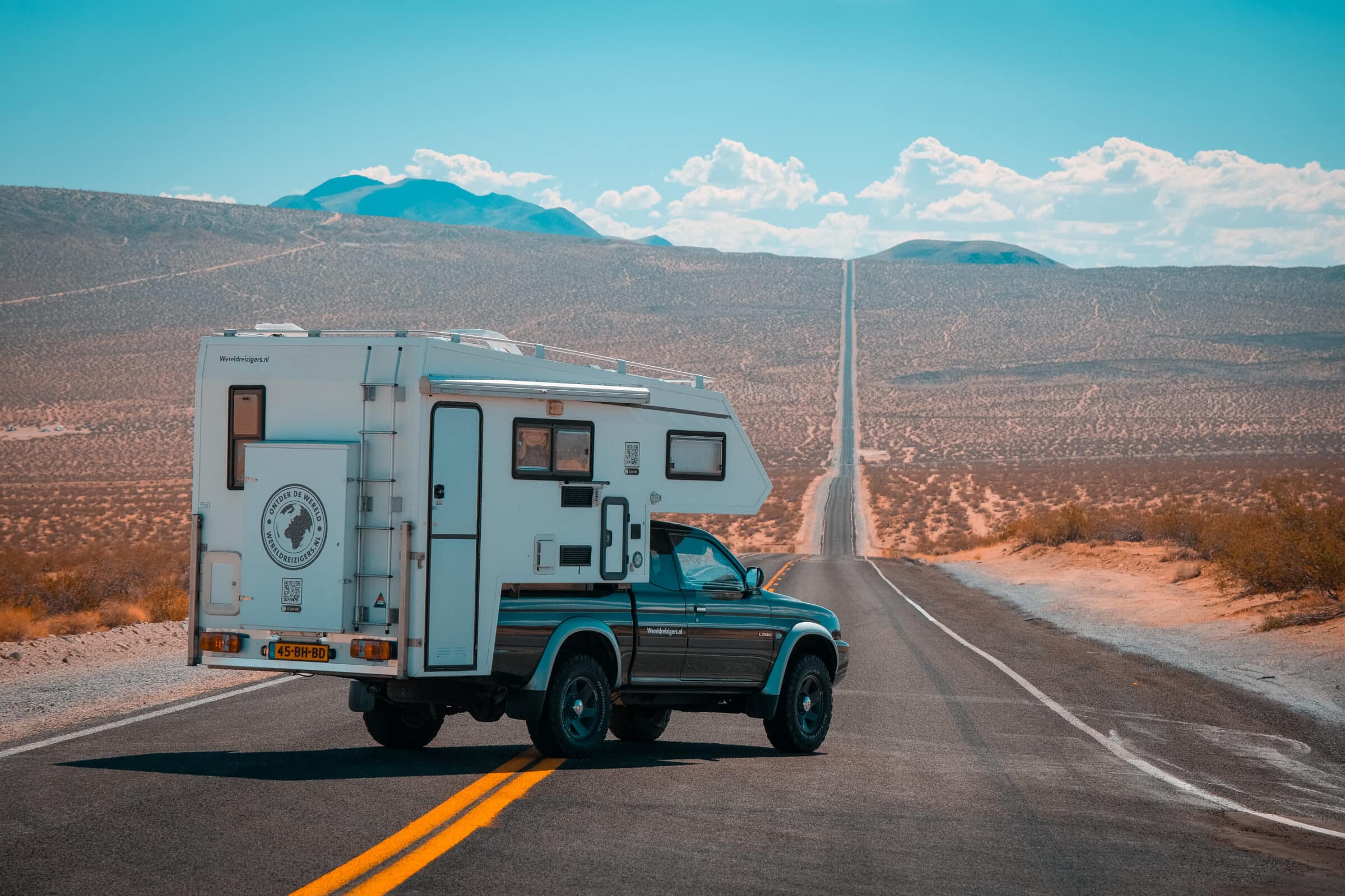 4x4 camper op eindeloze wegen in Amerika