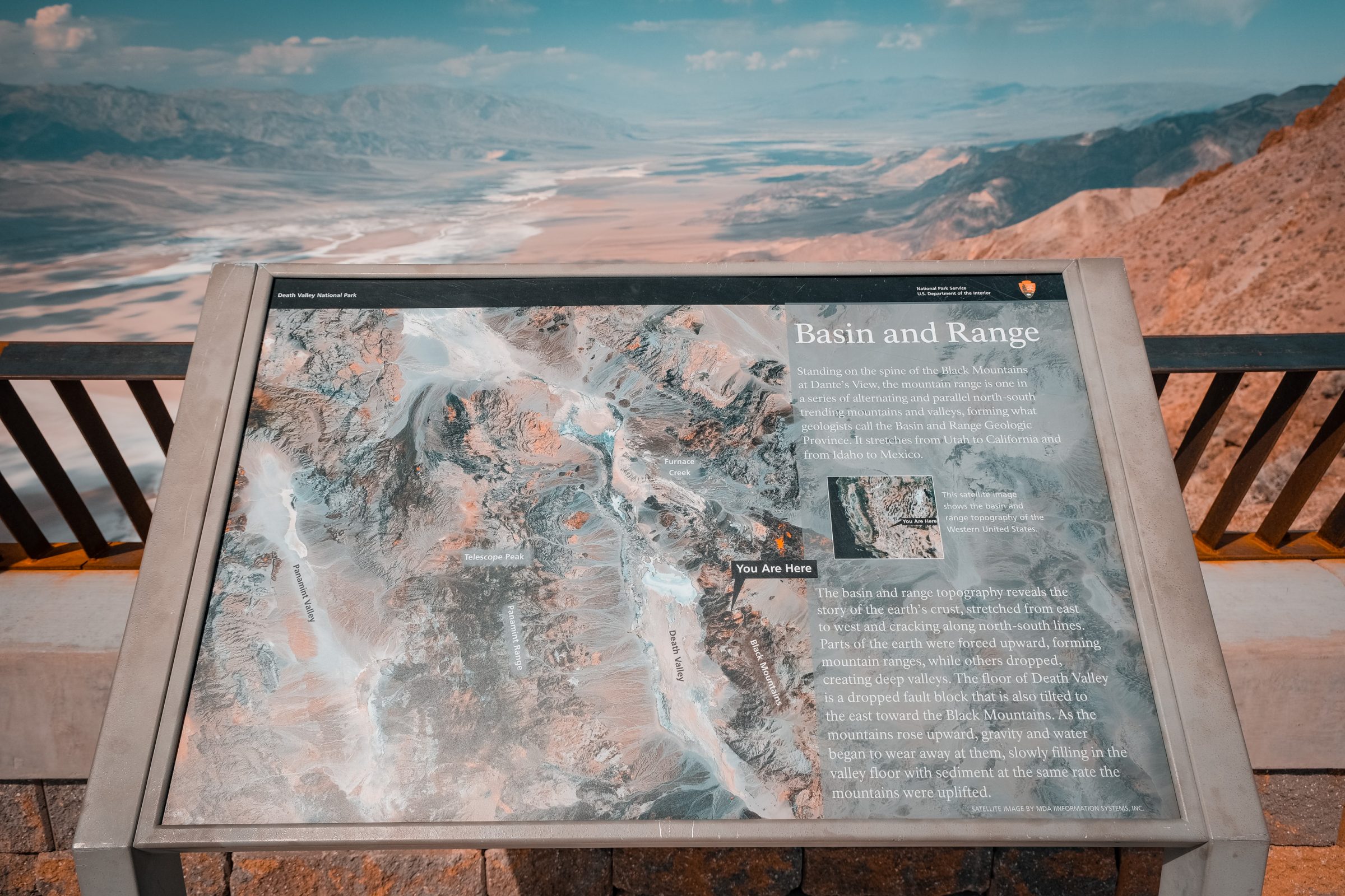 Het informatiebord van Dante's View in Death Valley. Klik om te vergroten.