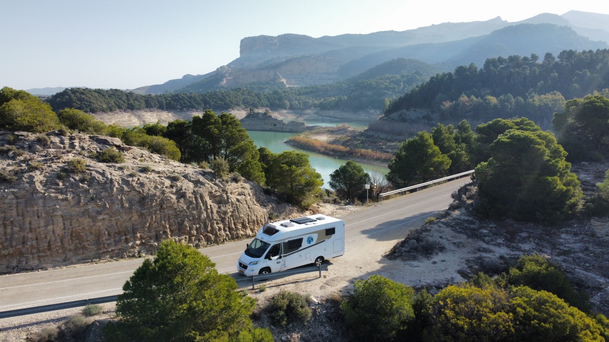Samochód kempingowy w pięknym krajobrazie | Wskazówki dotyczące kamperów i ciekawe miejsca w południowej Hiszpanii