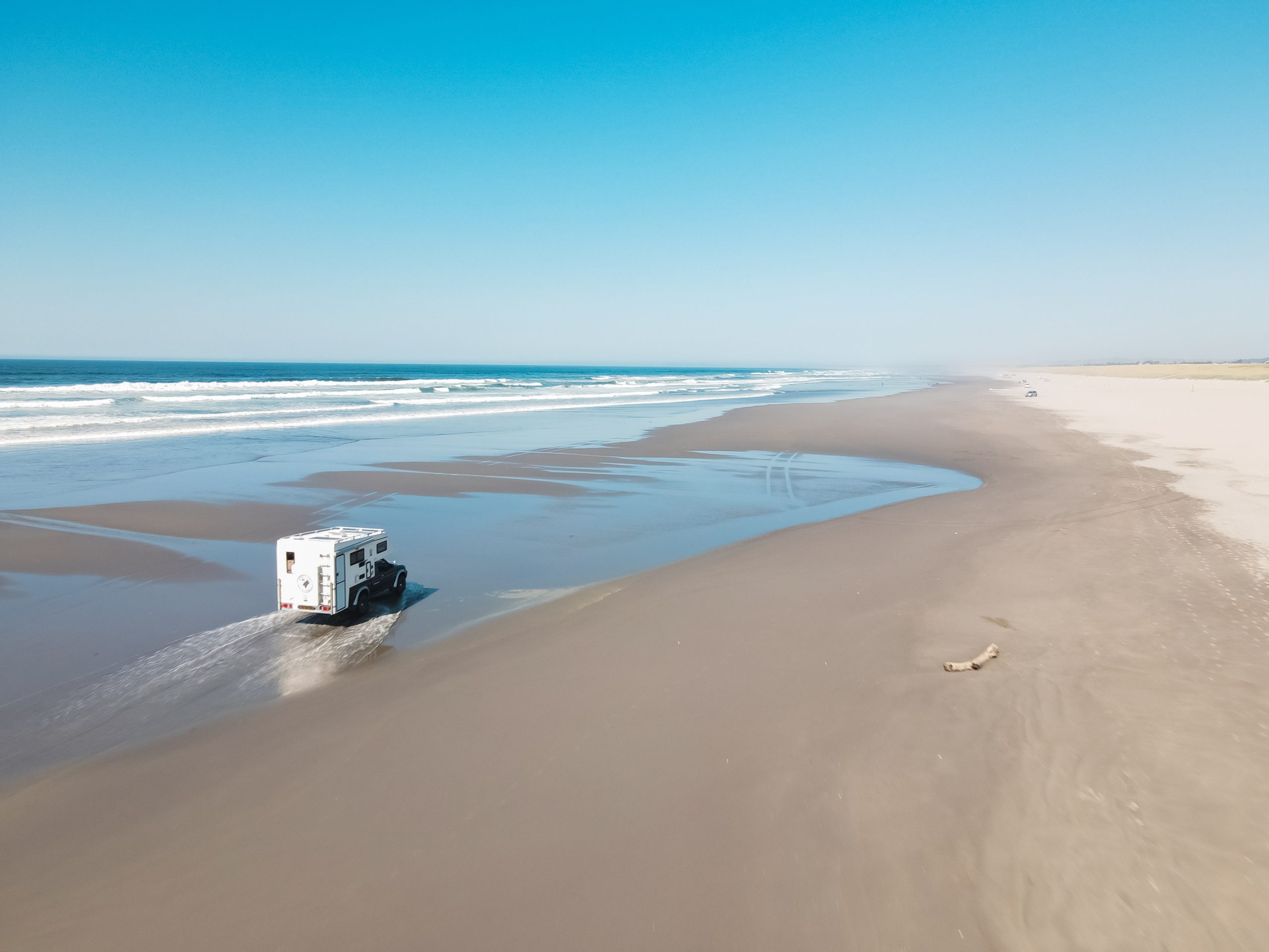 قيادة سيارات الدفع الرباعي على شاطئ الغروب