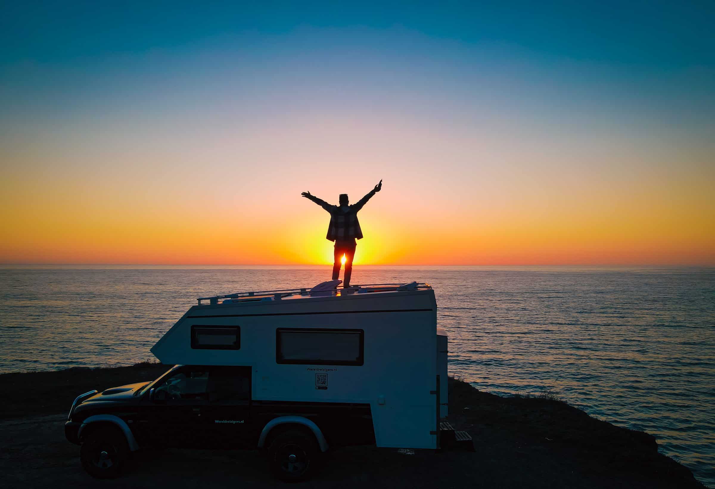 Een laatste groet aan de zon tijdens zonsondergang aan Highway 1 / Route 101, Westkust Amerika