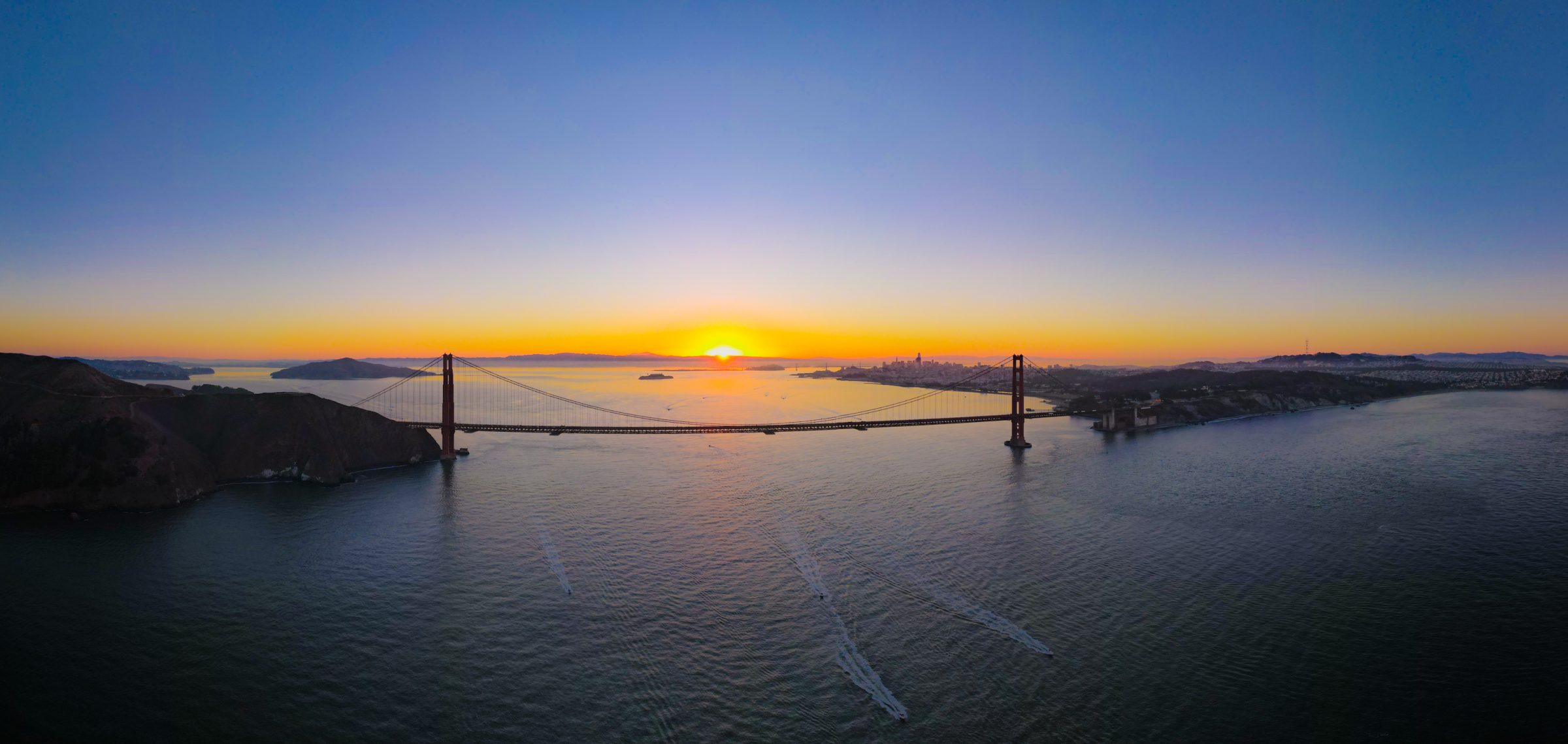 Die Golden Gate-brug en San Francisco met sonsopkoms